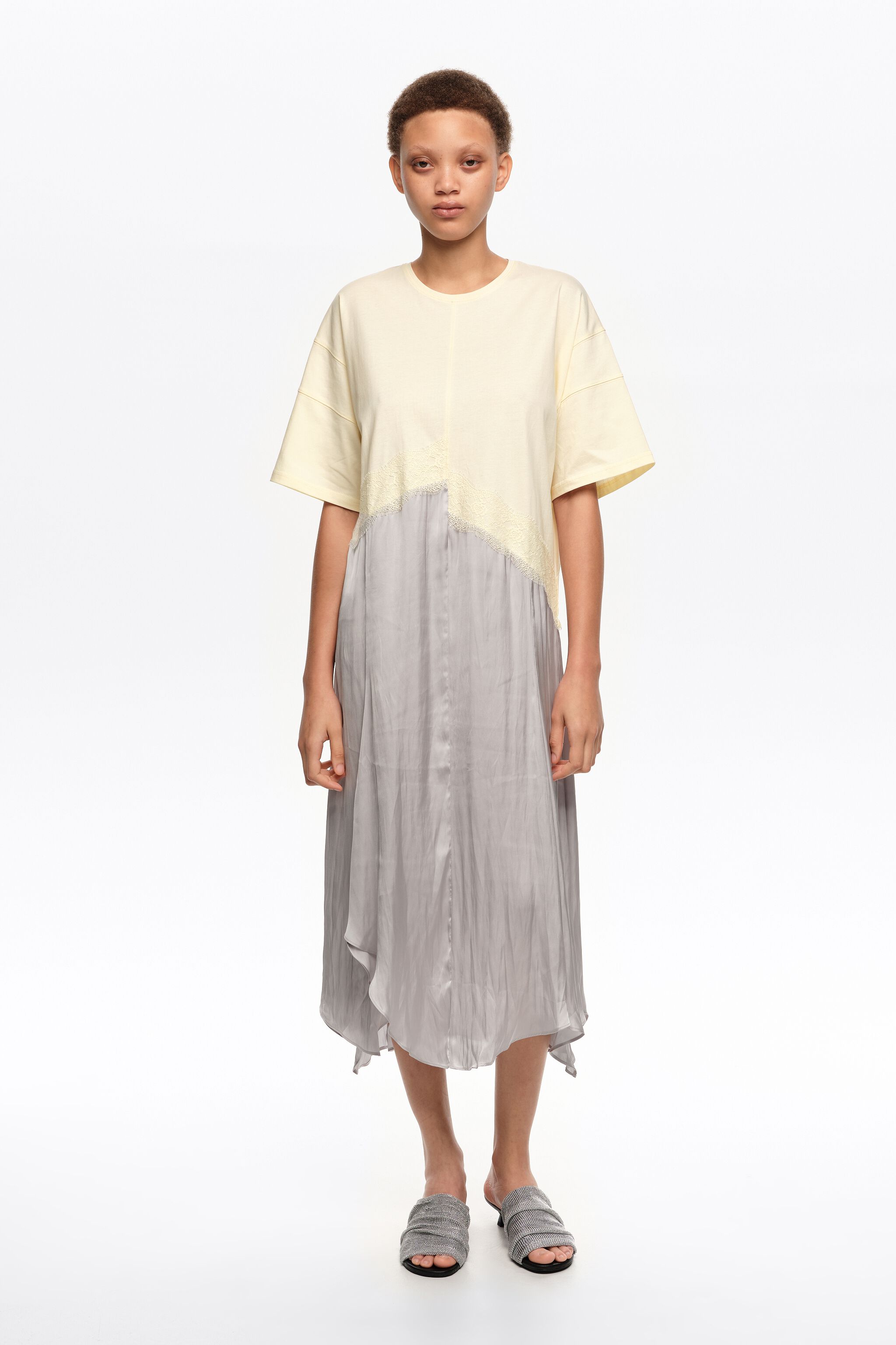 Vestido asimétrico de dos materiales en gris claro