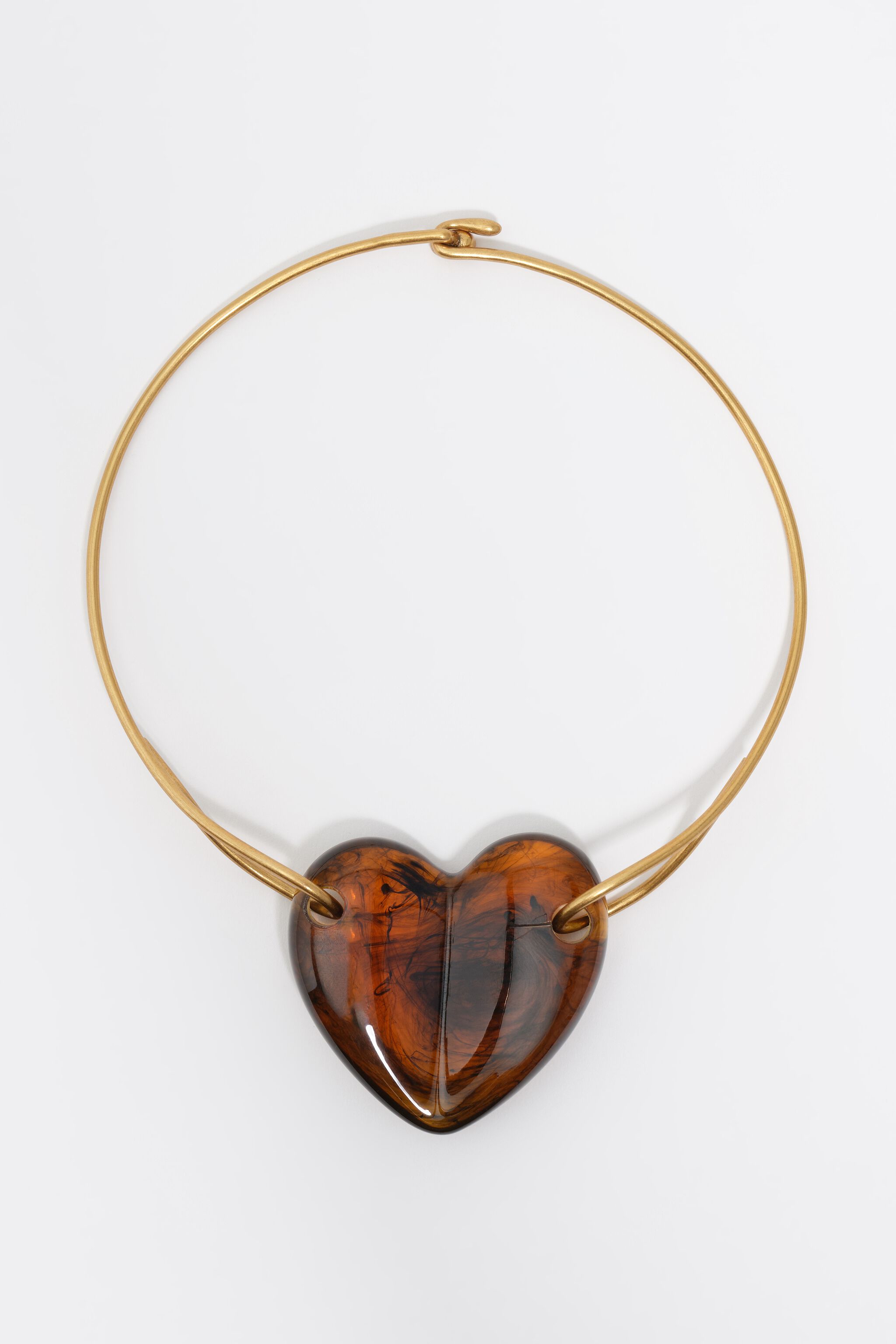 Collar de corazón de resina ámbar