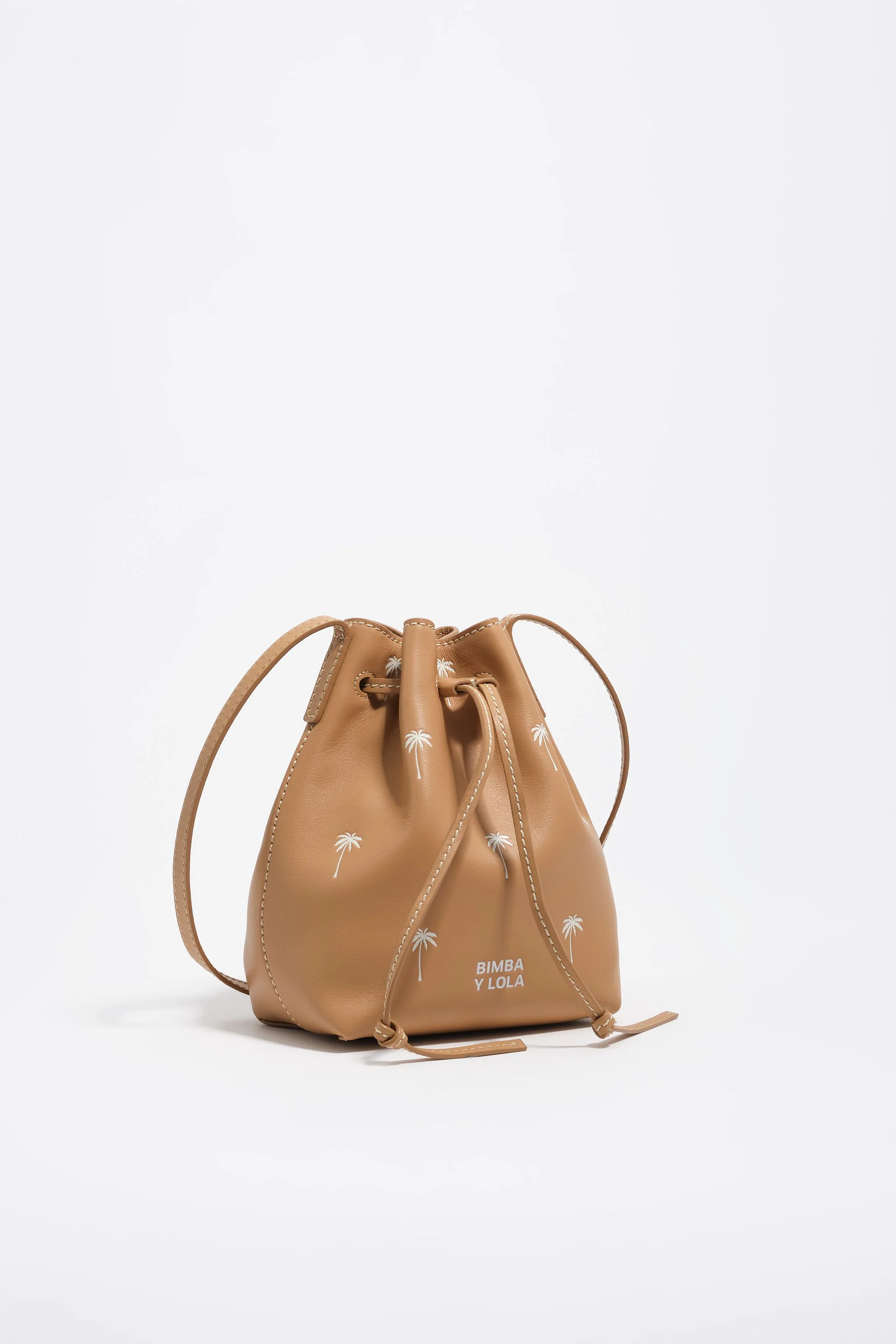 Bolso bandolera pequeño de cuero con avellana