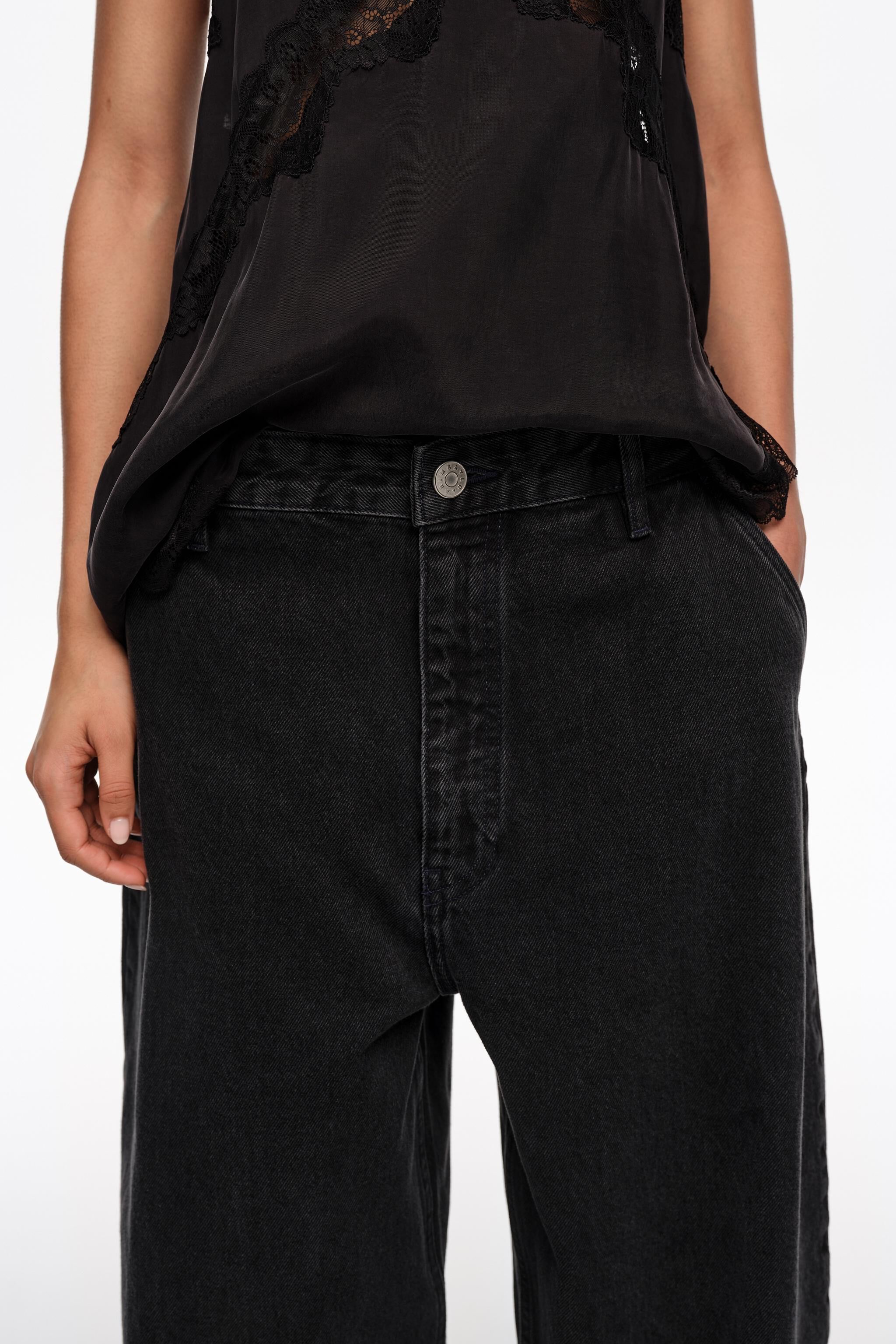Pantalones de mezclilla negra lavada de pierna ancha