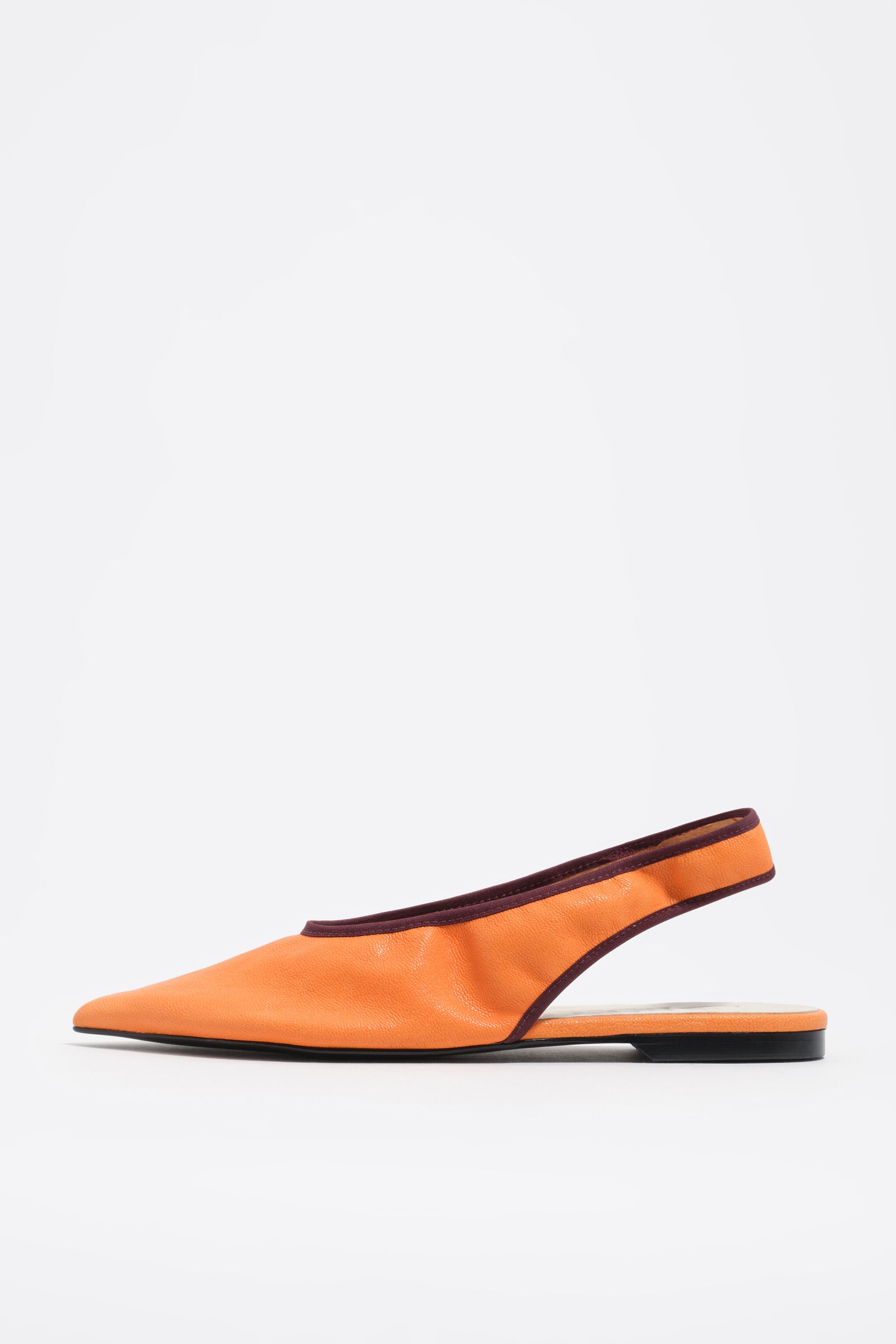 Bailarina de cuero naranja con correa