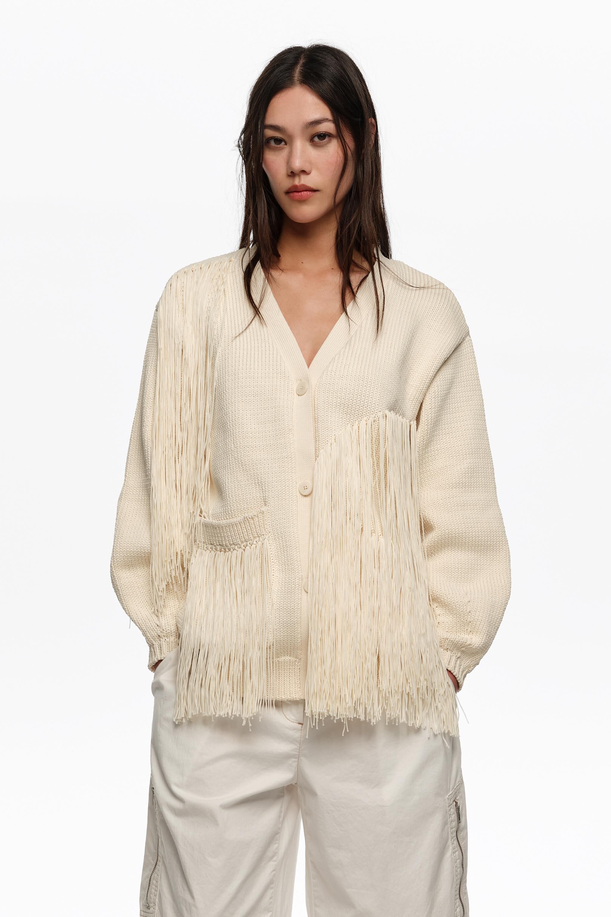 Cardigan de punto con flecos de marfil