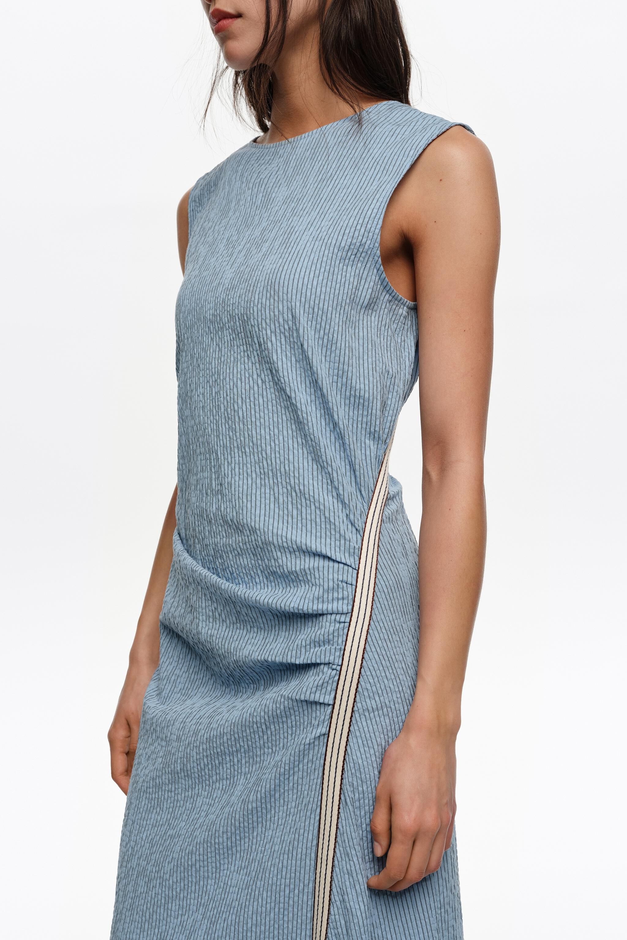 Vestido sin mangas con cinta de rayas azules superpuesta