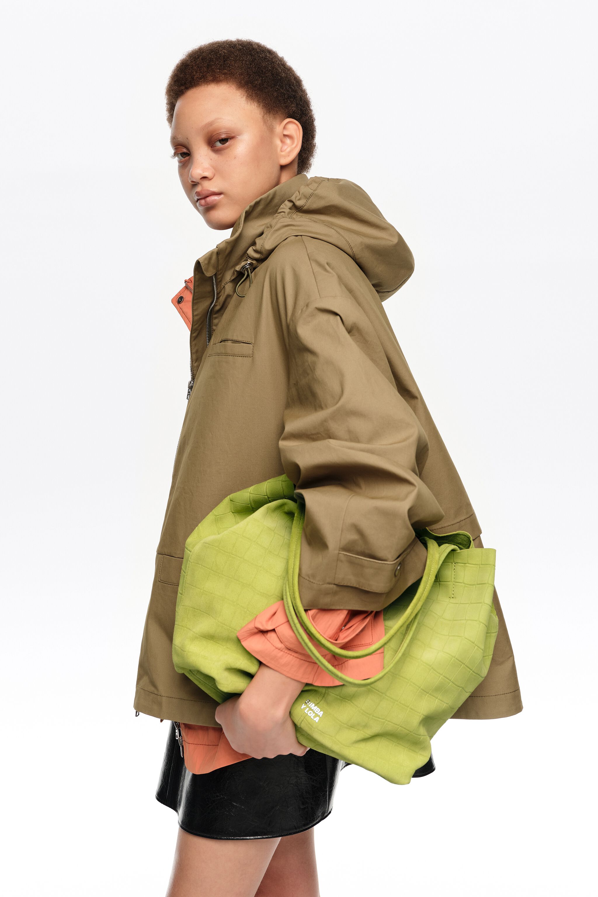 Bolso bandolera de ante grande en color lima con estampado de cocodrilo