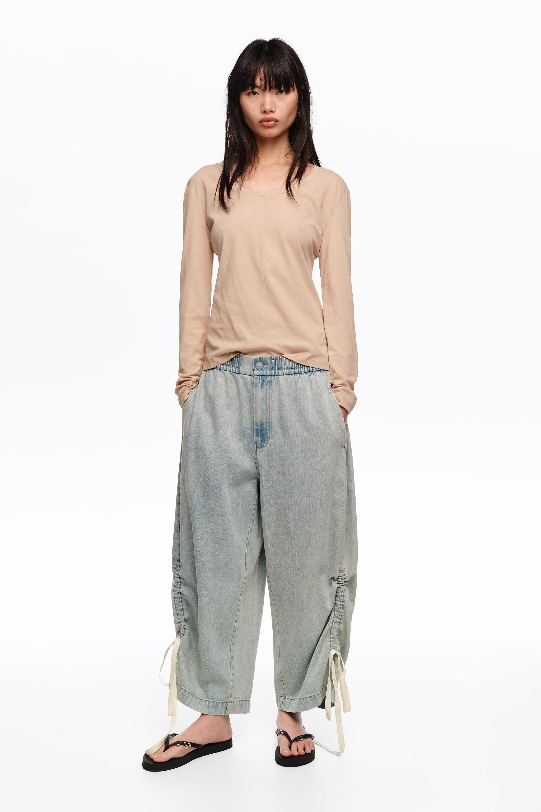 Pantalones jogger de mezclilla azul claro con pliegues