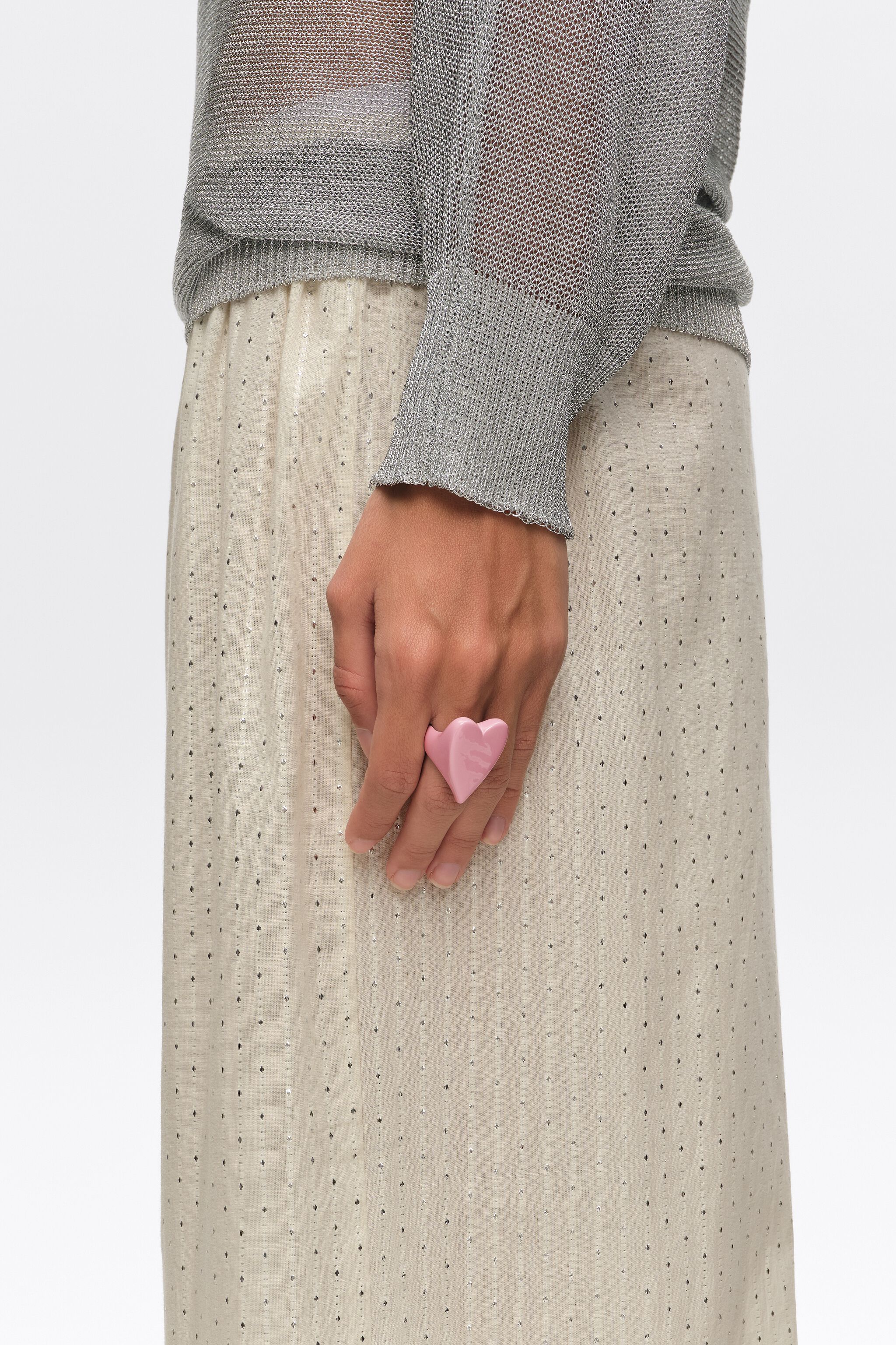 Anillo de corazón lacado rosa