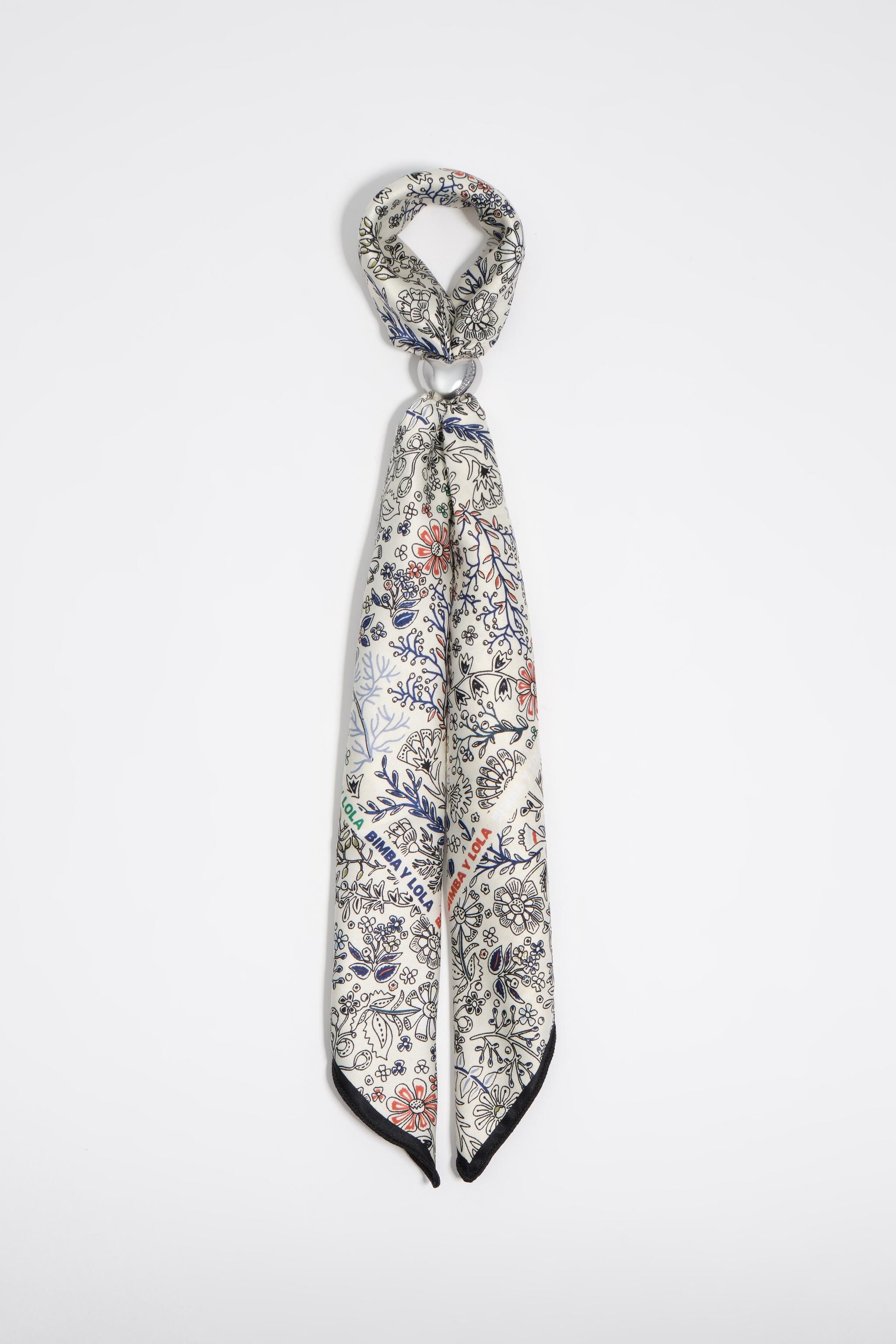 Collar con marco de vegetación y logotipo