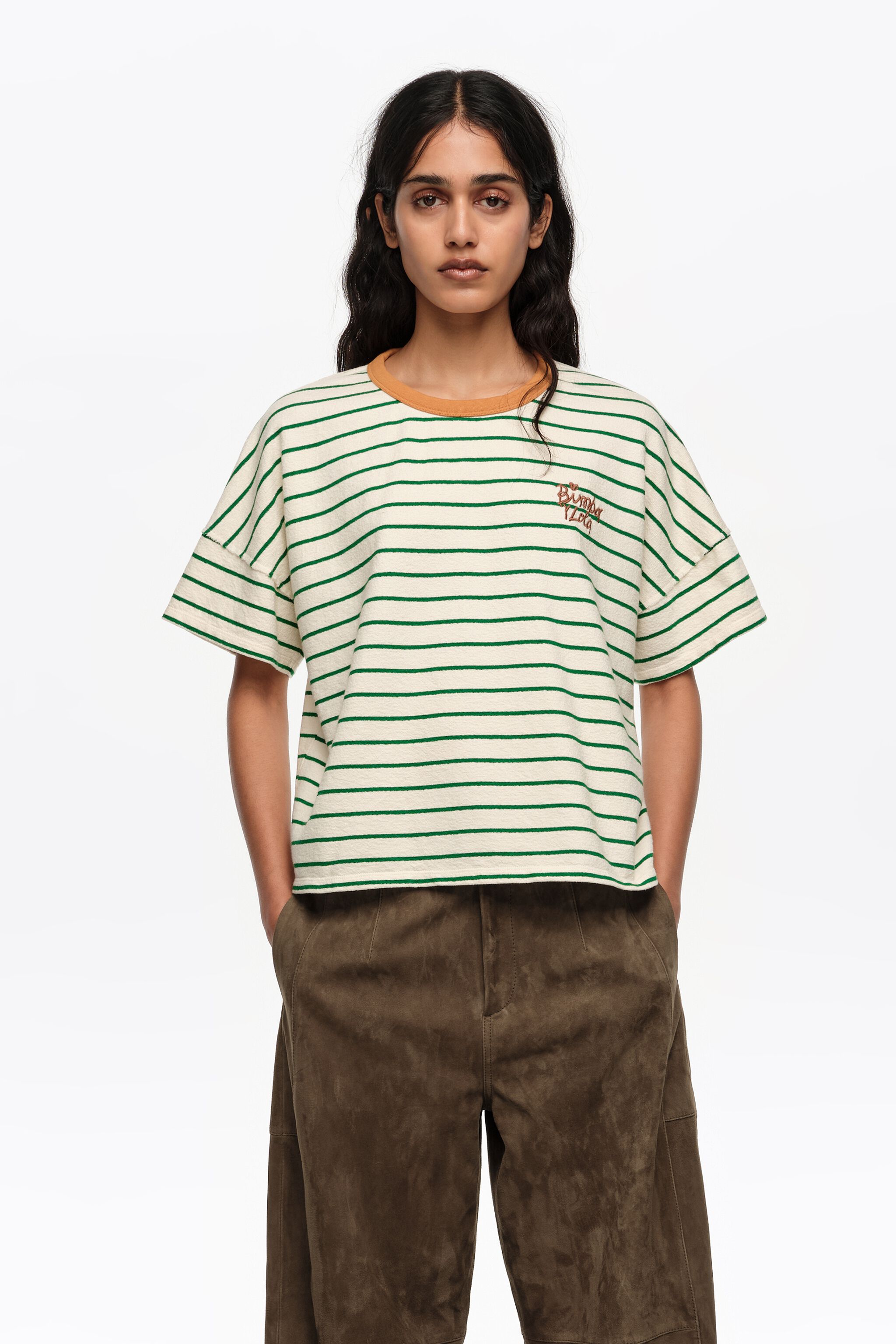 Camiseta de rayas verdes con ribete de contraste