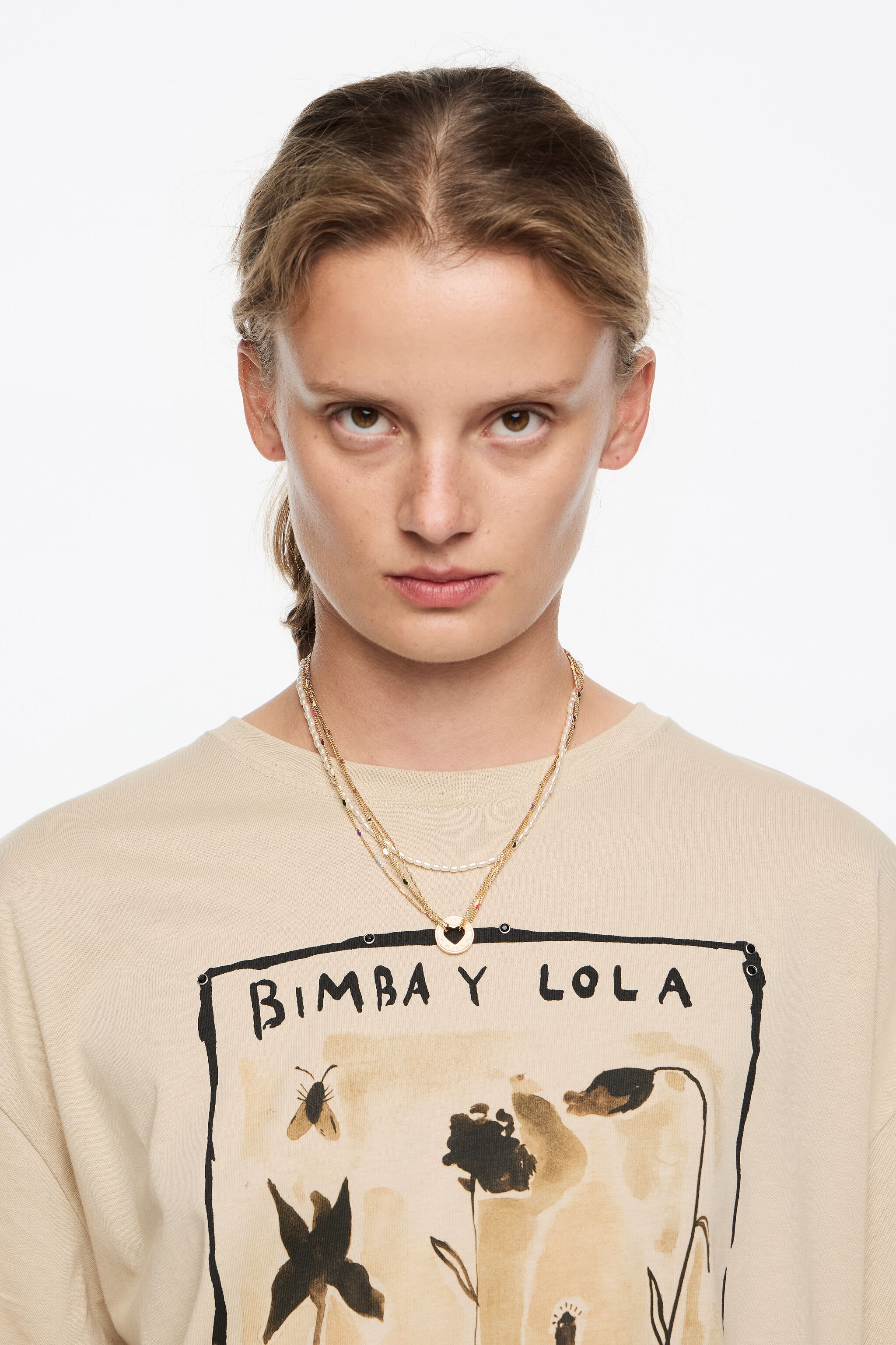 Collar multicanal con logotipo dorado