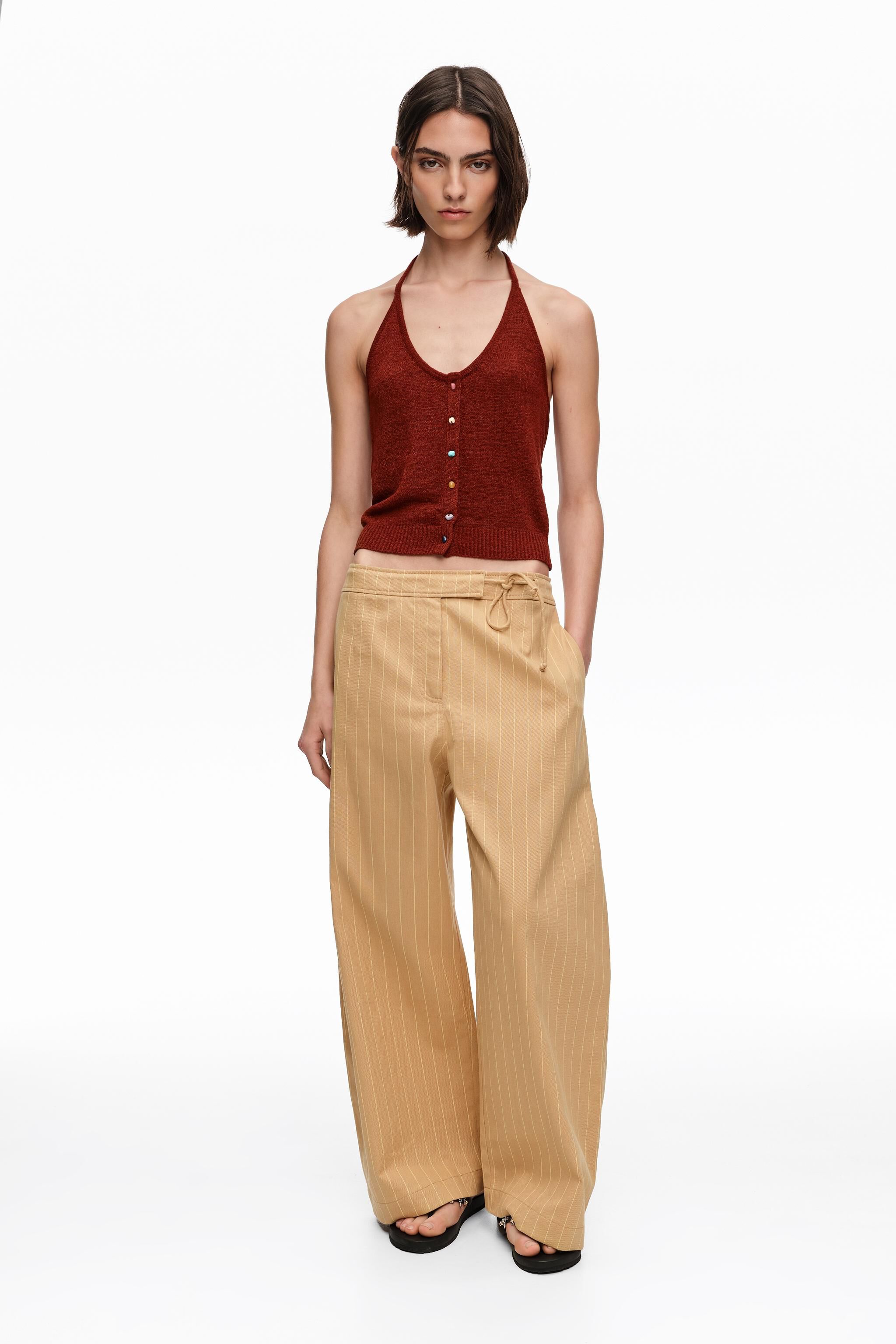 Pantalones largos de tiro bajo con estampado de rayas ocre