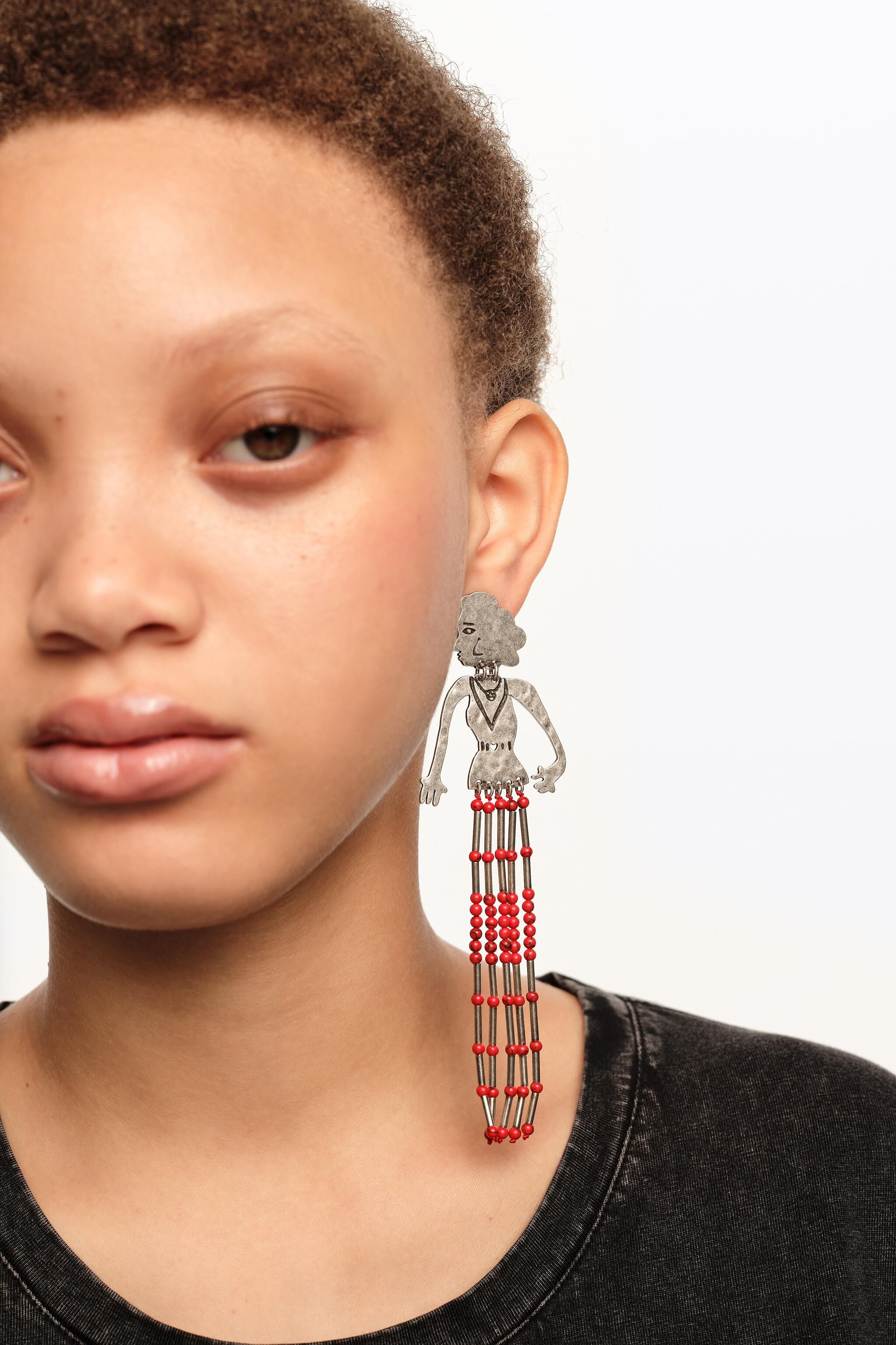 Auriculares de metal plateado y piedras con silueta envejecida