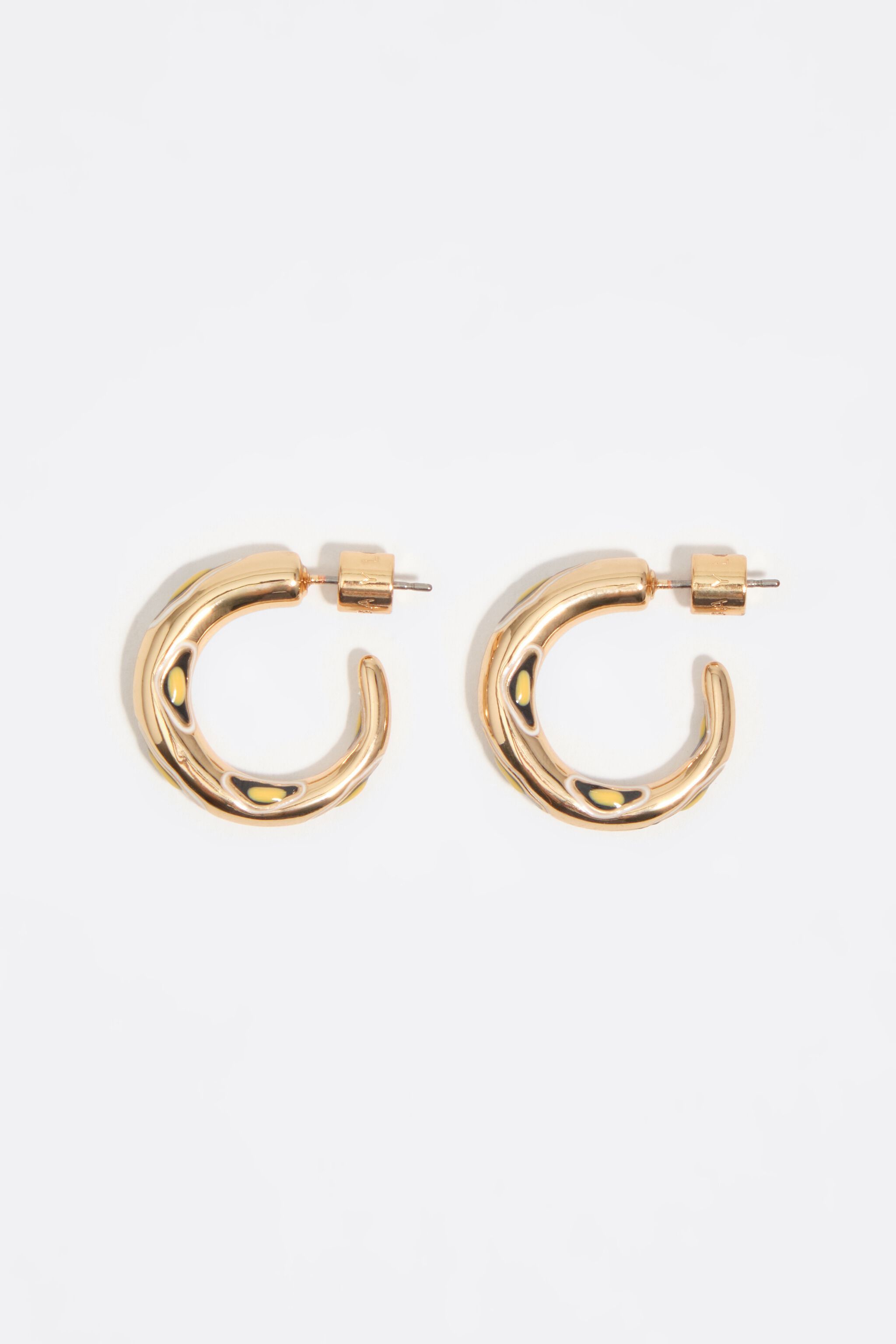 Aretes de aro con esmalte dorado