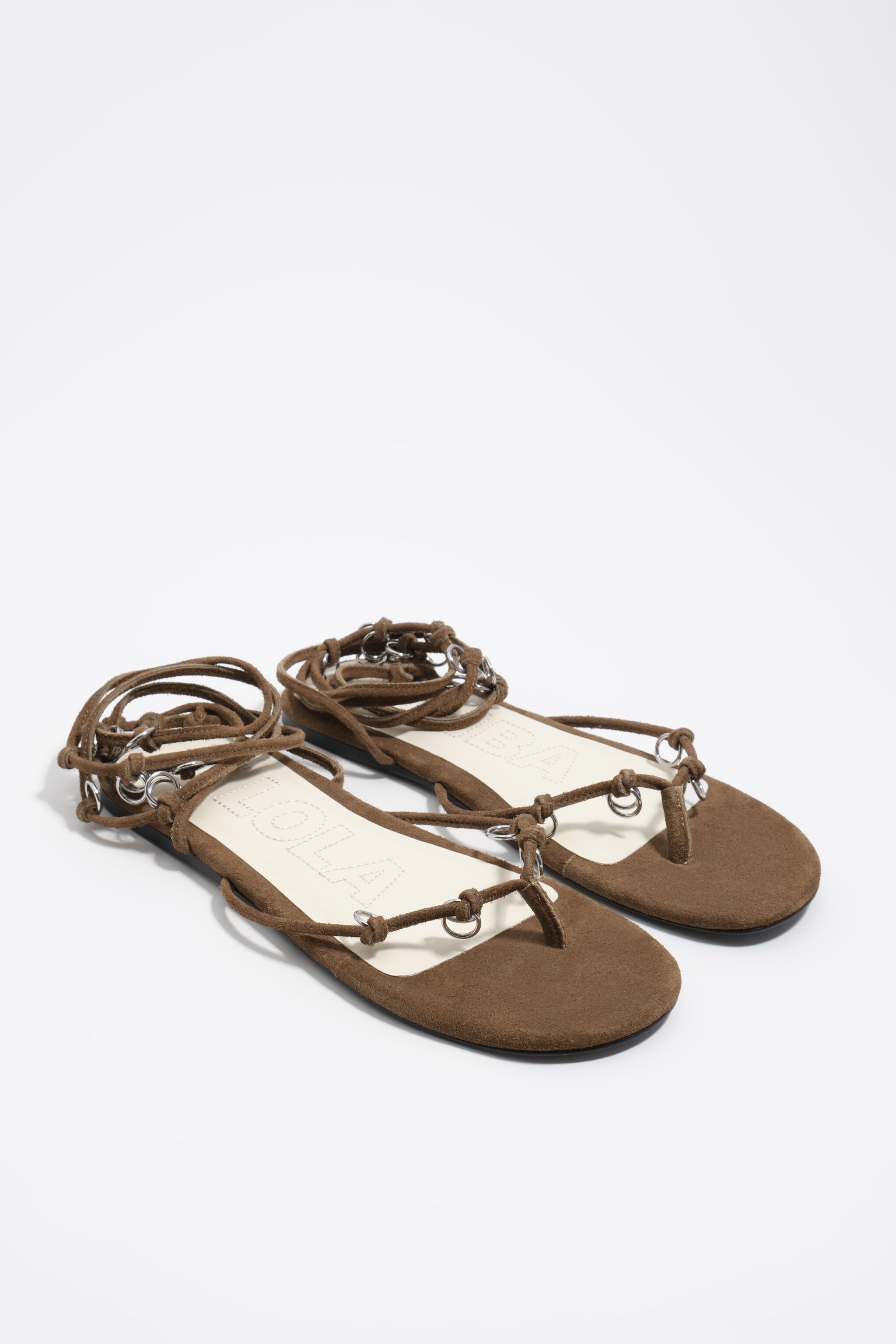 Sandal con cuero de oliva con agujeros decorativos