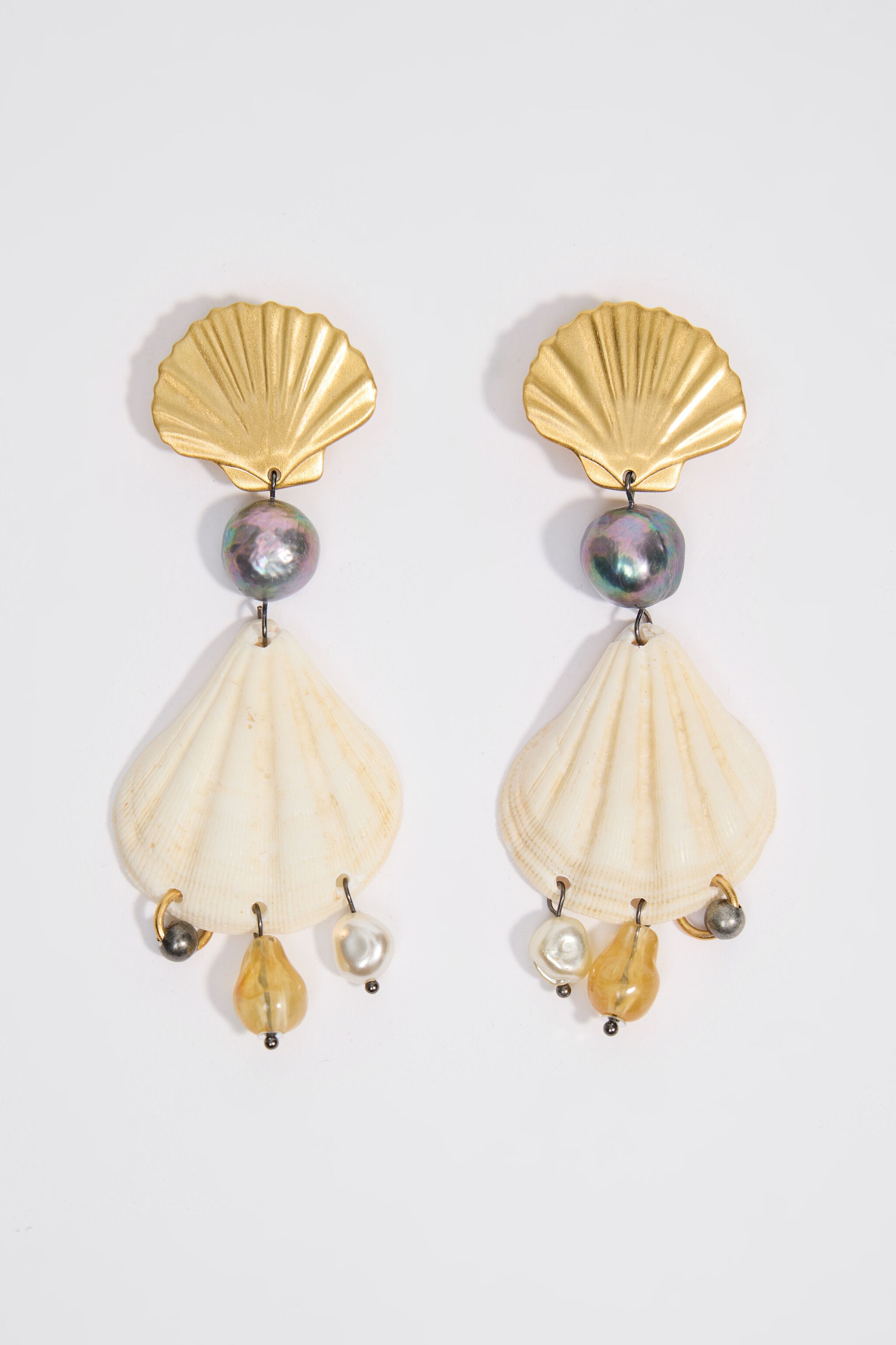 Auriculares de metal dorado envejecido y con conchas naturales