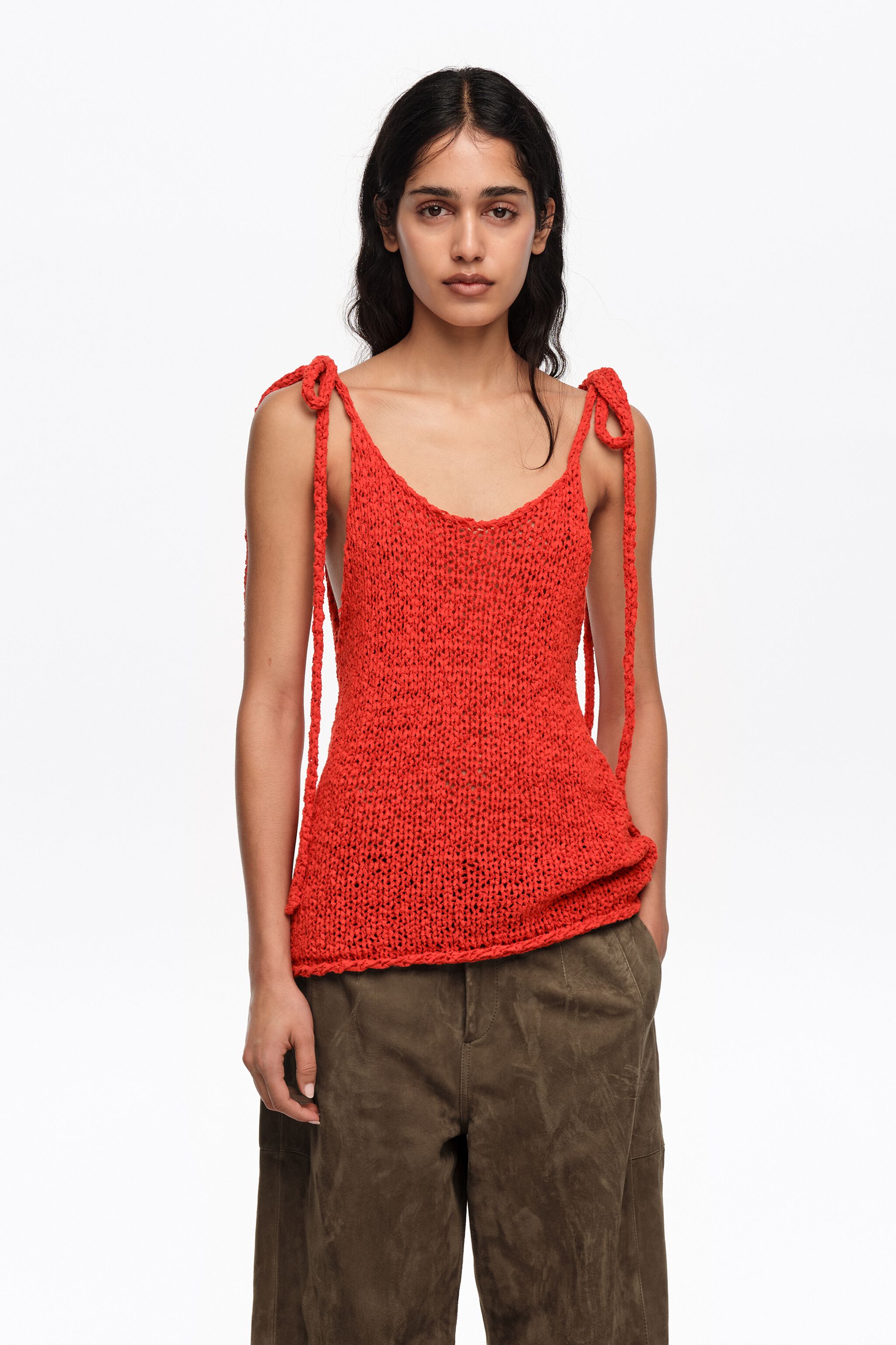 Sweater con correa de lazo rojo