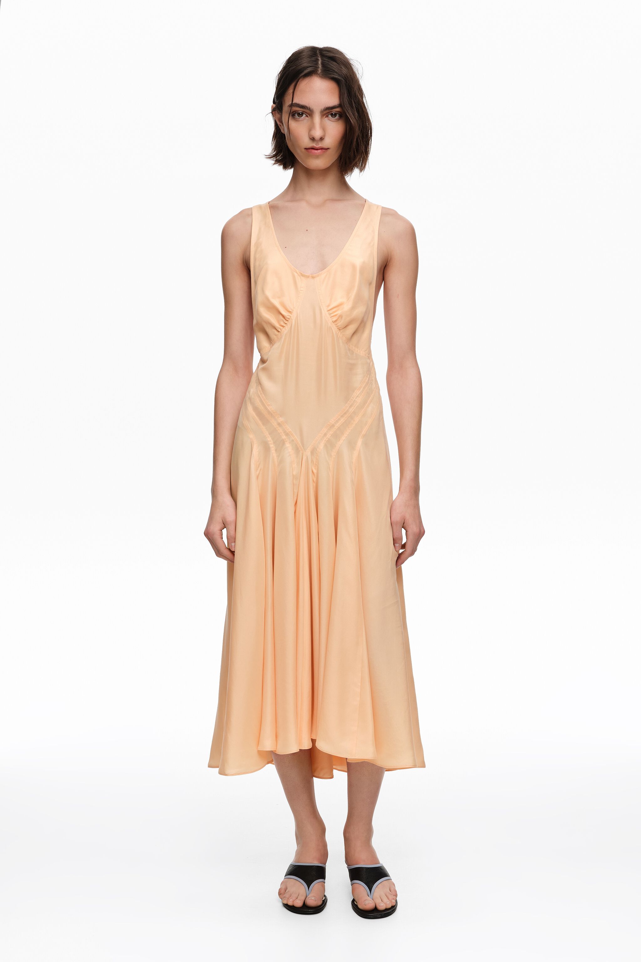Vestido de seda naranja con espalda cruzada