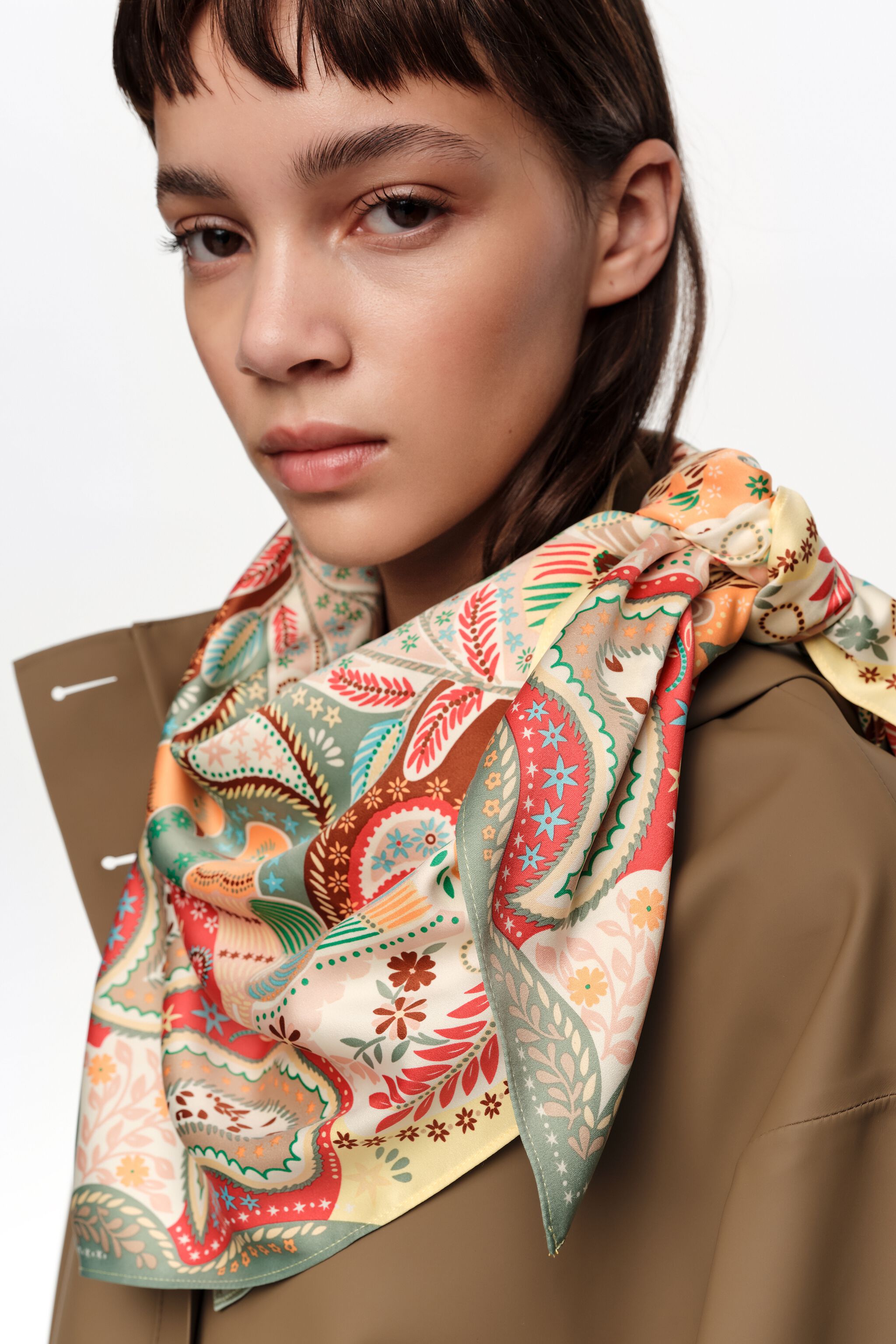 Pashmina amarilla con estampado paisley