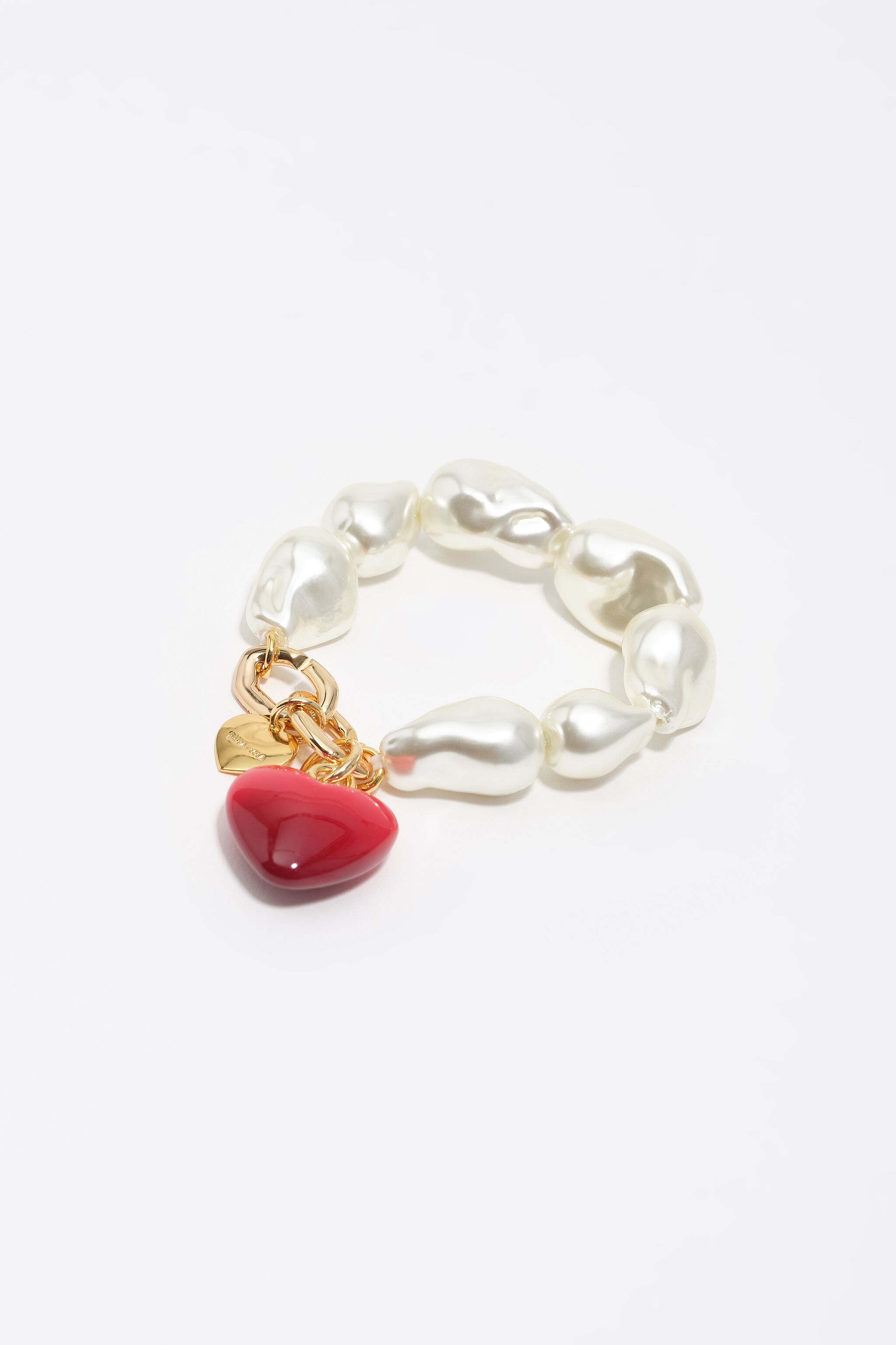Pulsera de perlas y corazón rojo