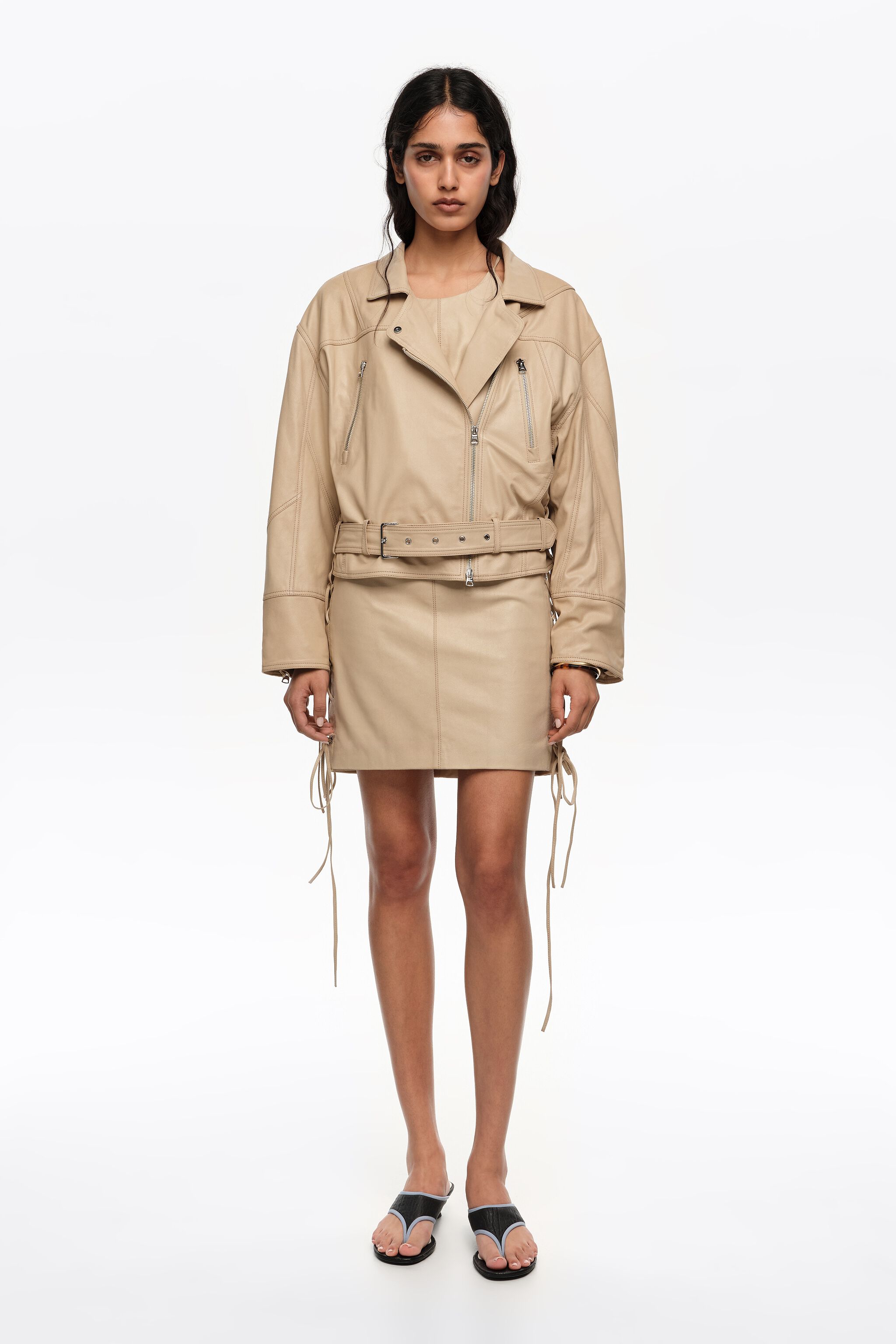 Chaqueta doble botonadura ajustable de cuero de piedra clara