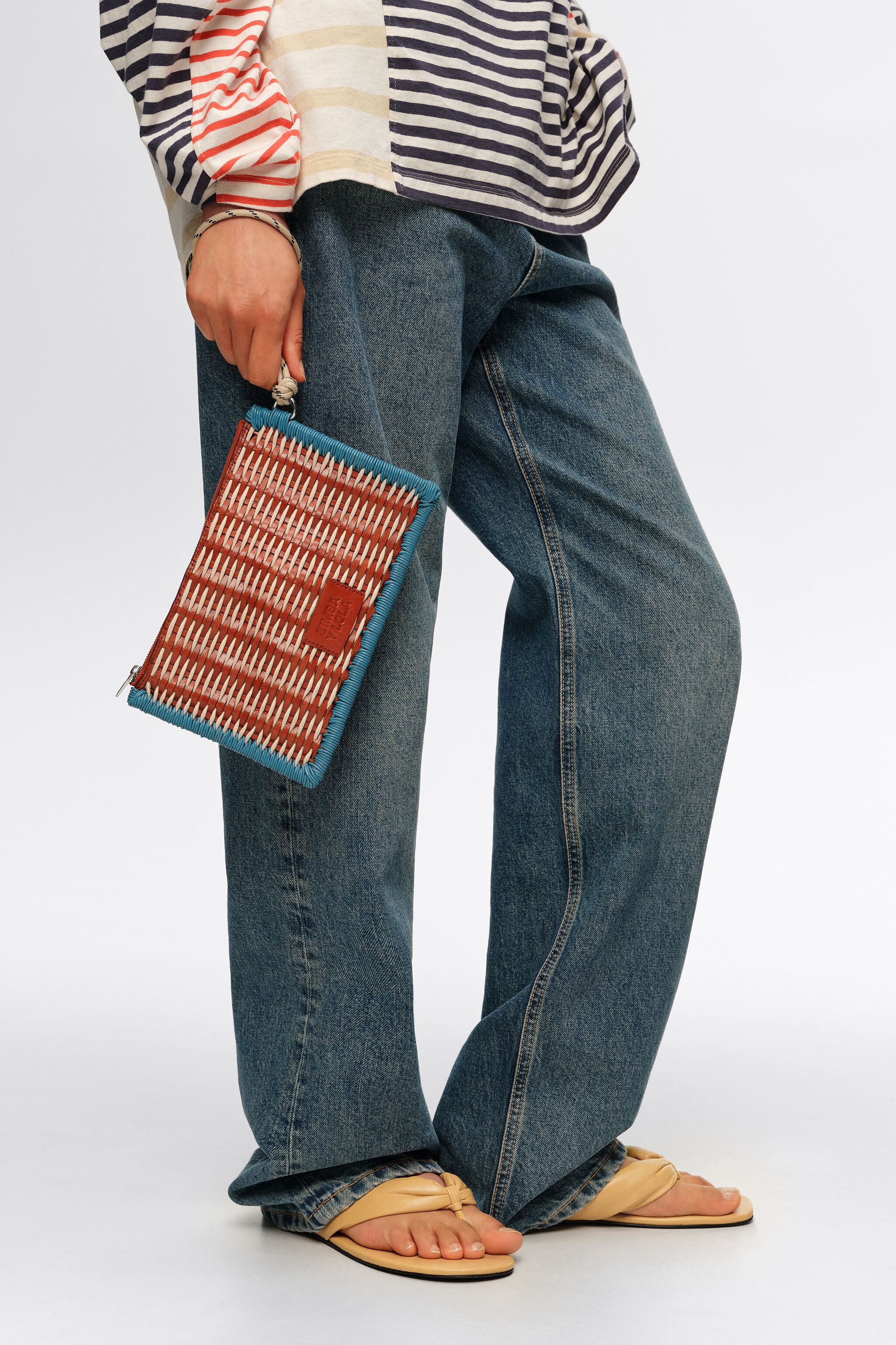 Cartera de cuero marrón medio con cremallera