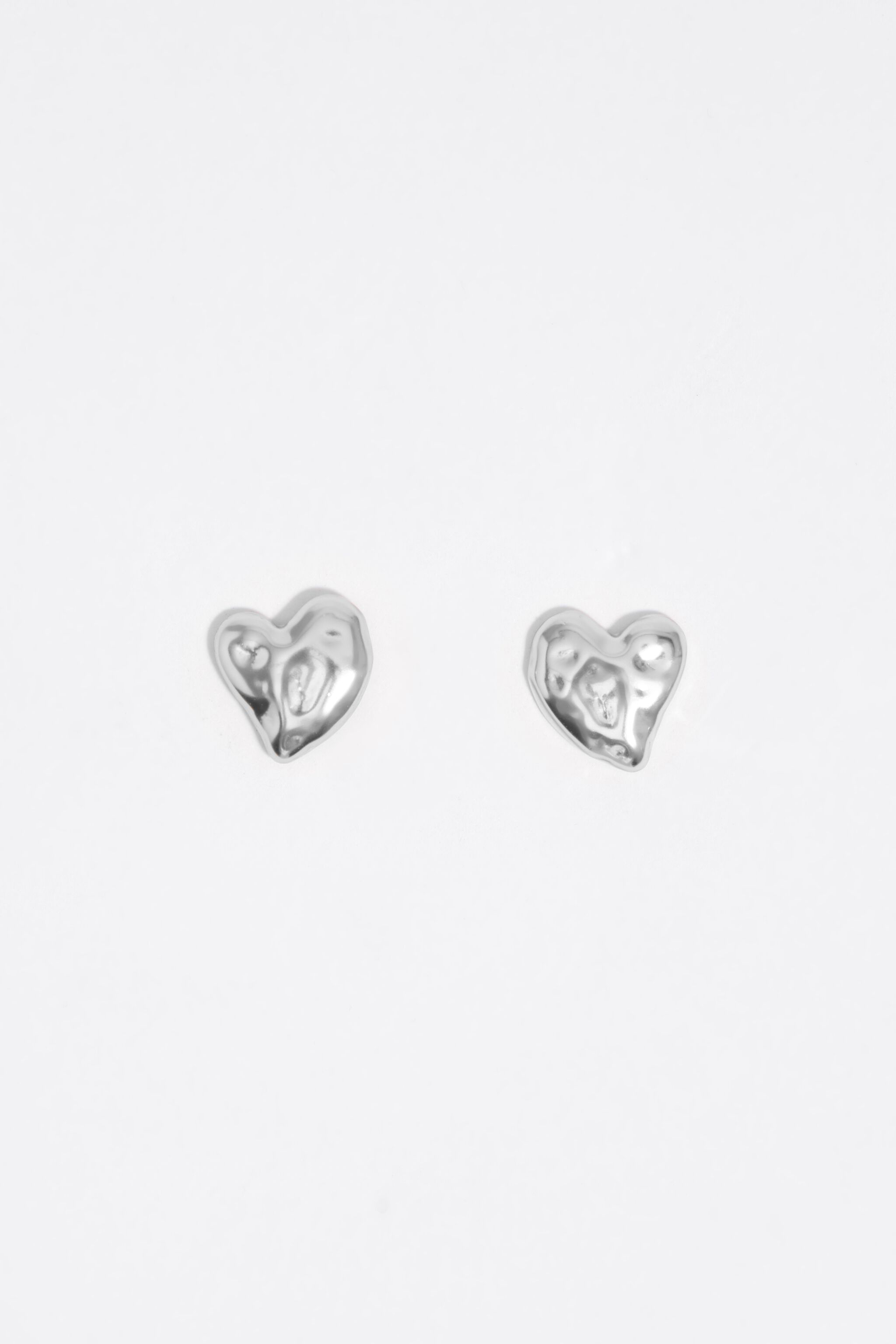 Aretes de corazón texturizado en plata
