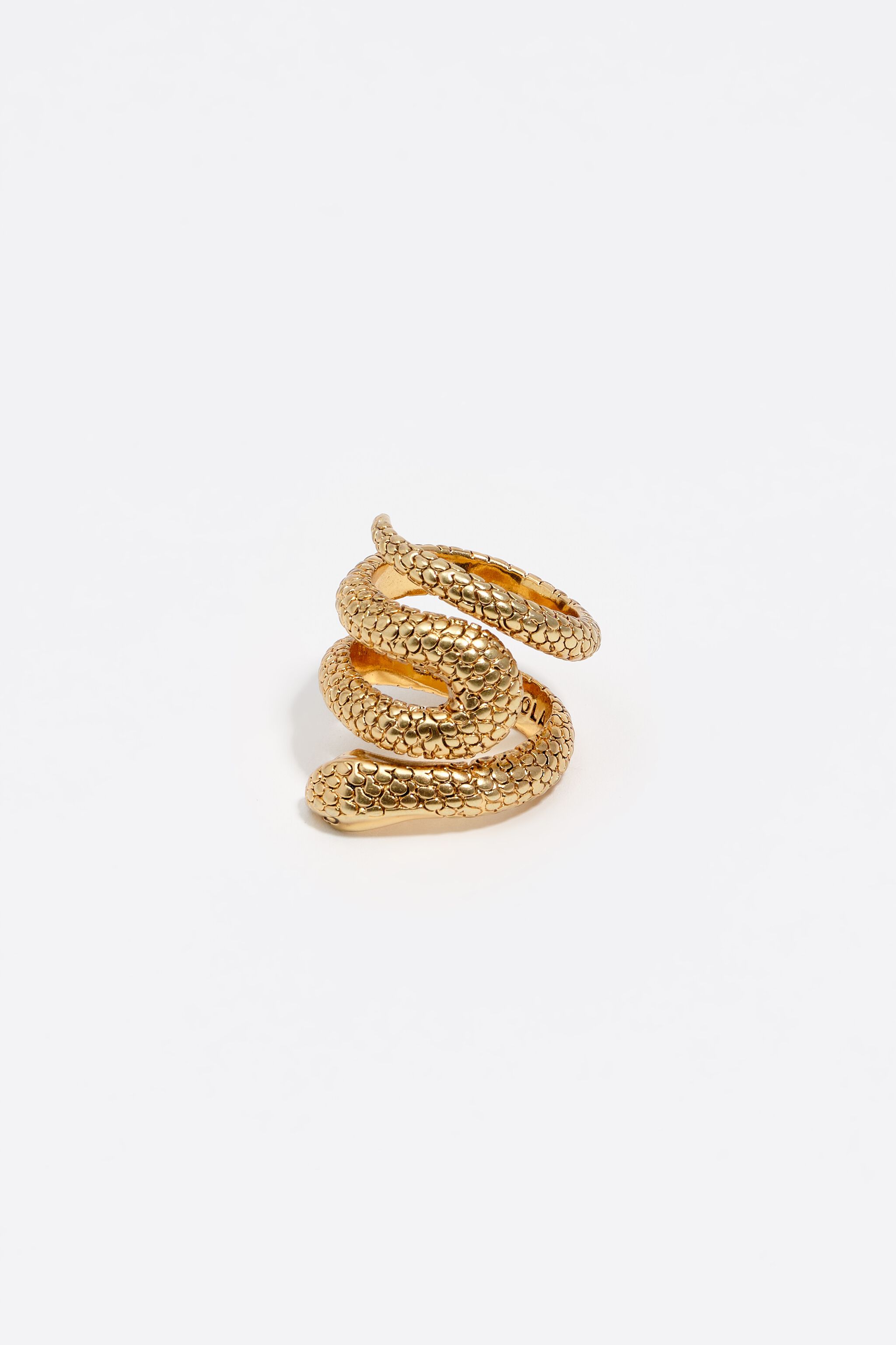 Anillo espiral con forma de serpiente texturizada en tono dorado