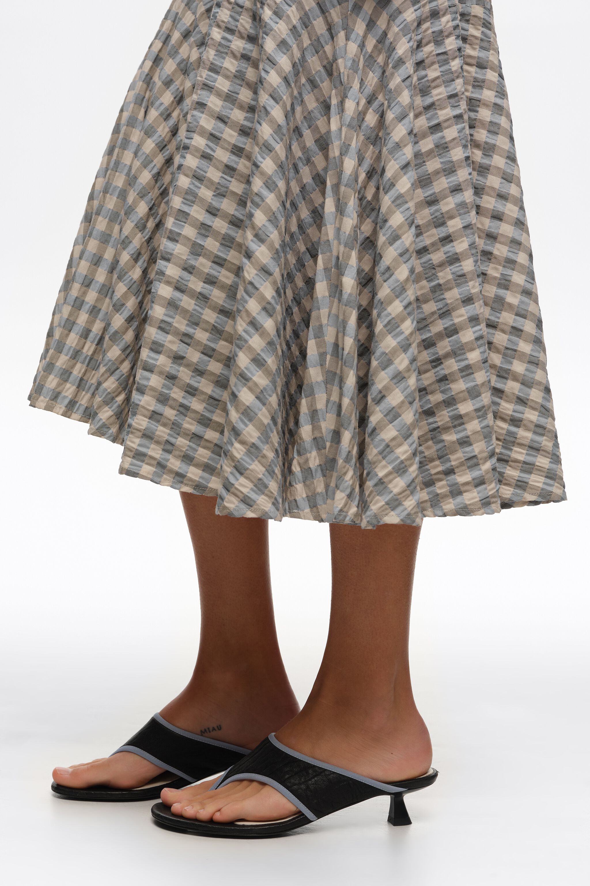 Sandal con tacón de cuero negro