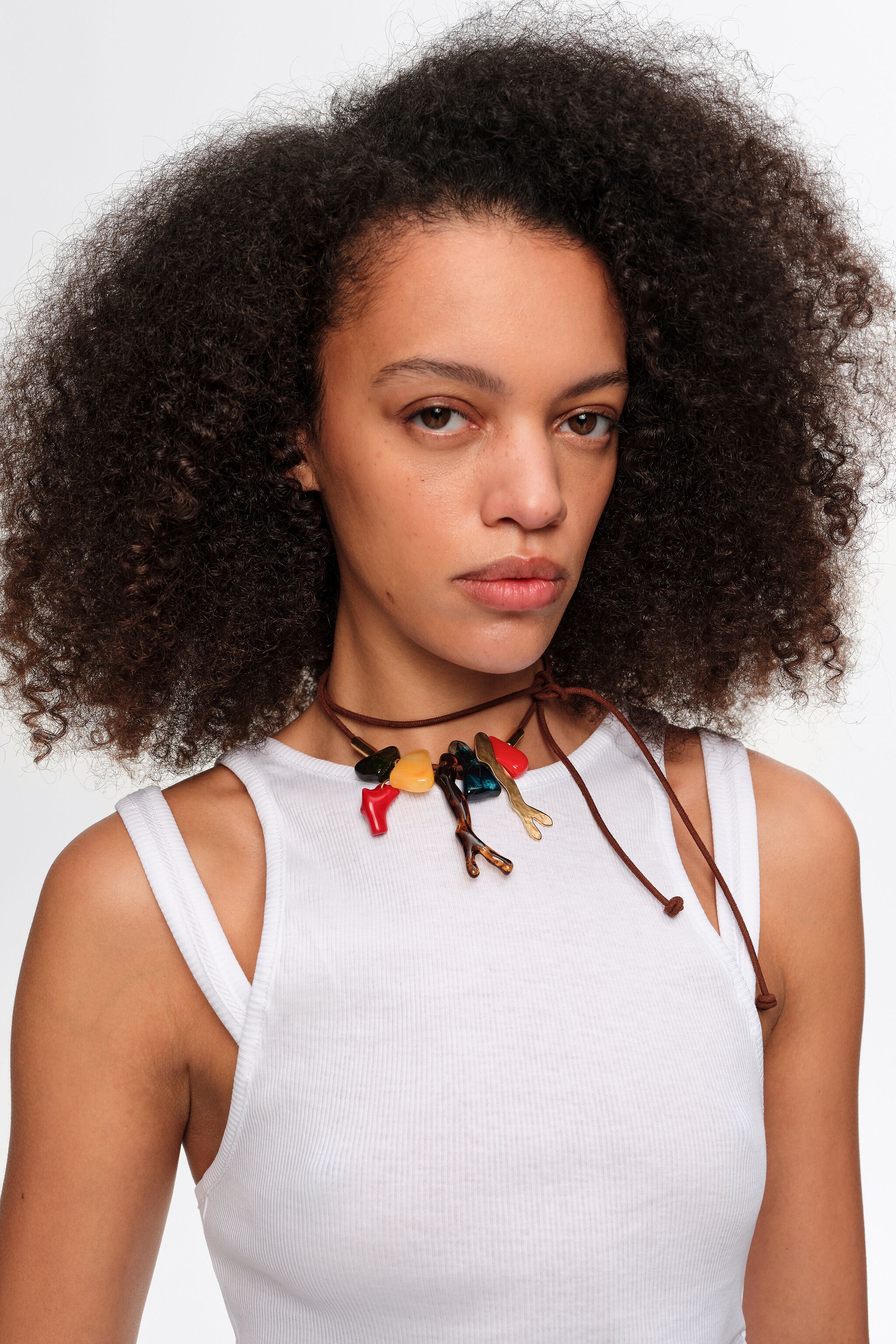 Collar de piedra de resina coral y ámbar