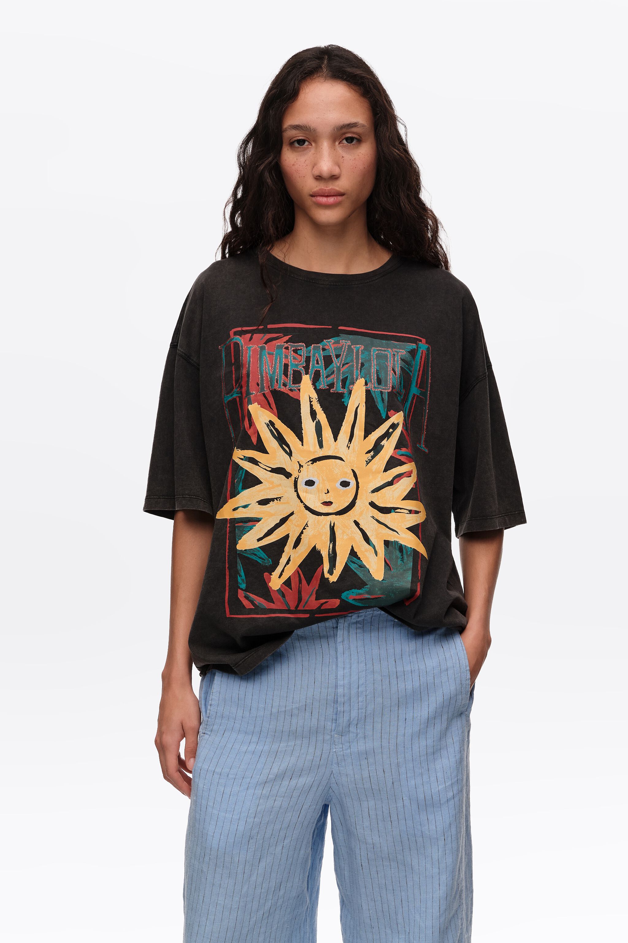 Camiseta con logo de sol negro