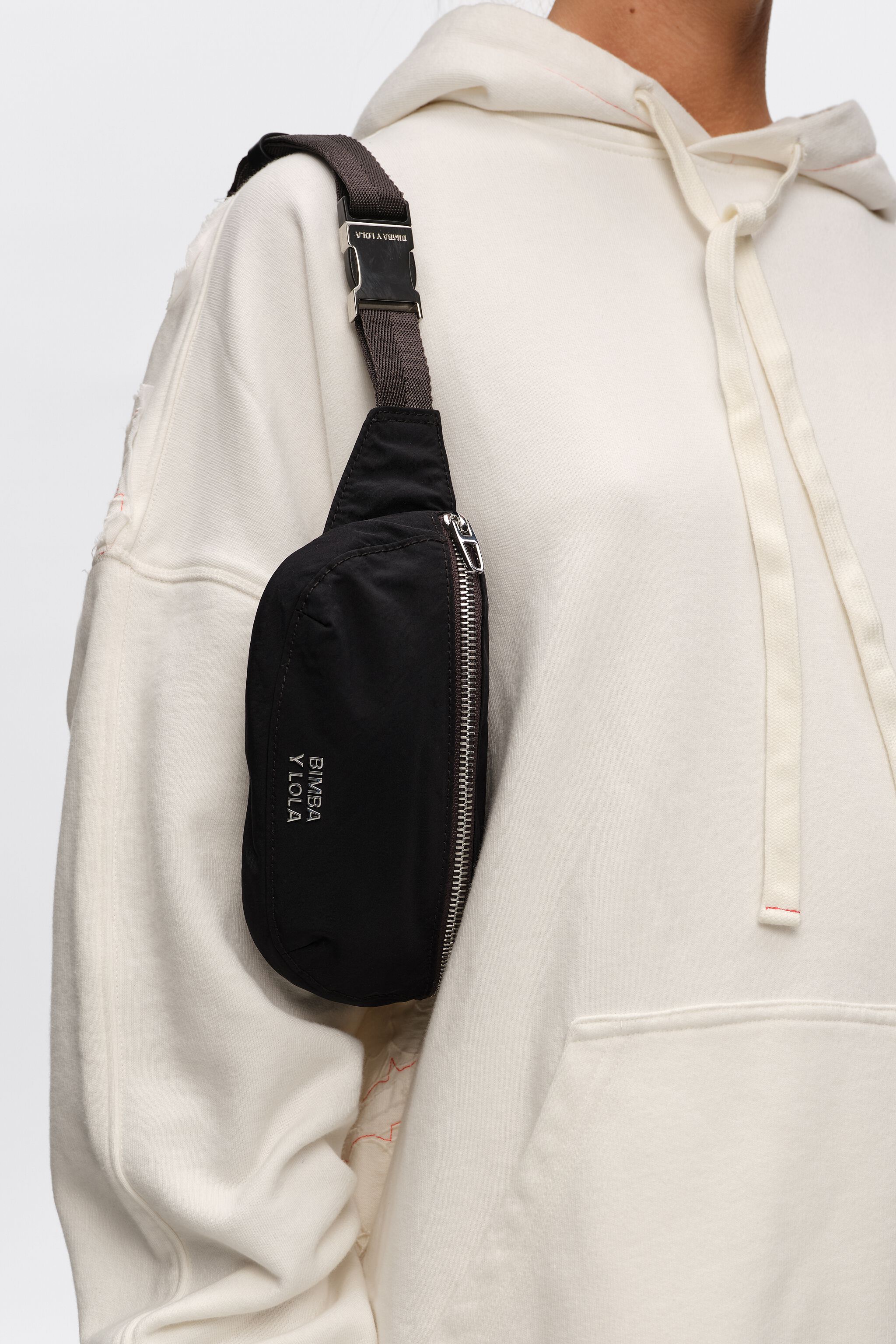 Bolso bandolera de nailon grafito