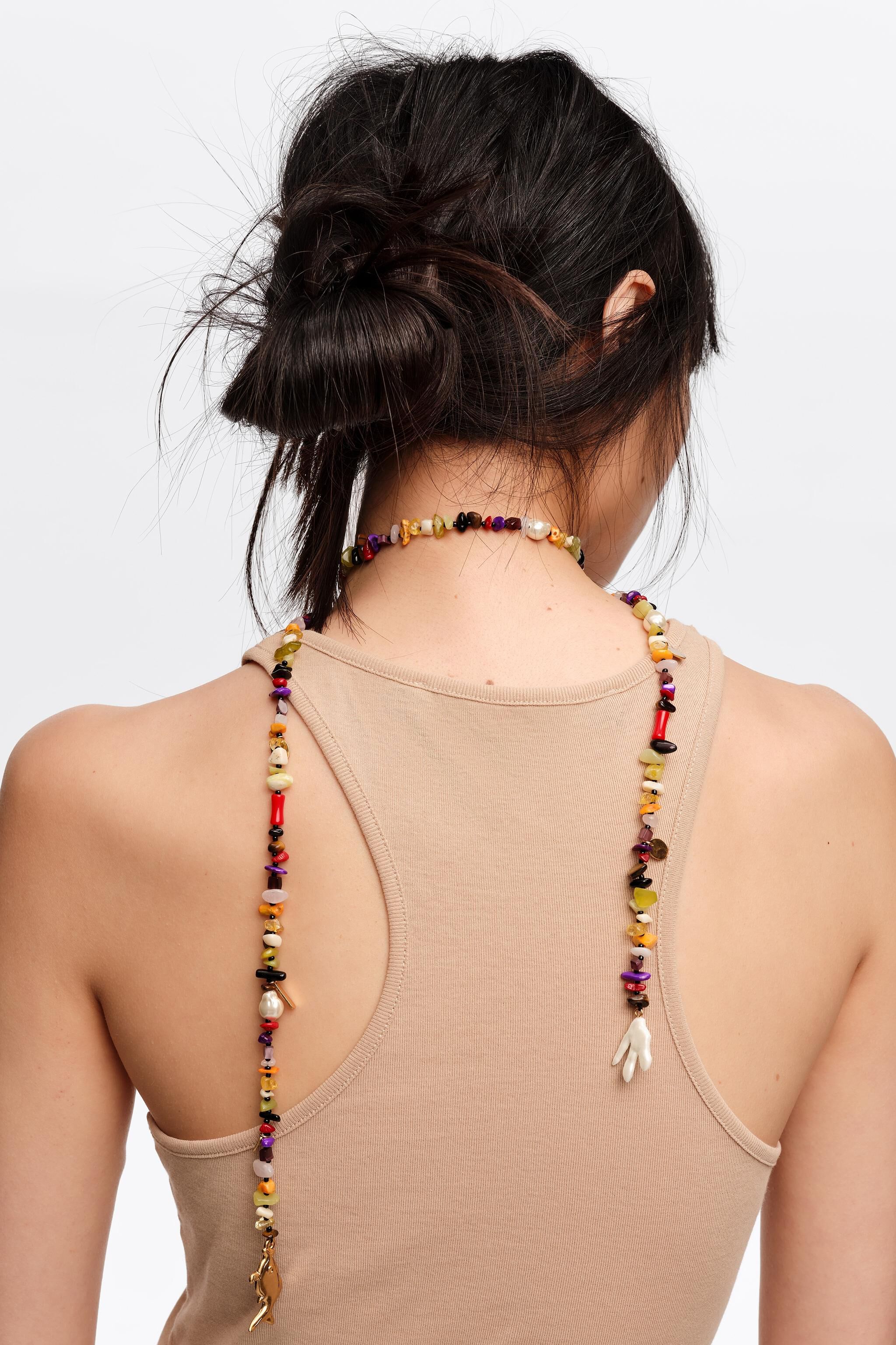 Collar de piedras multicolor y pez