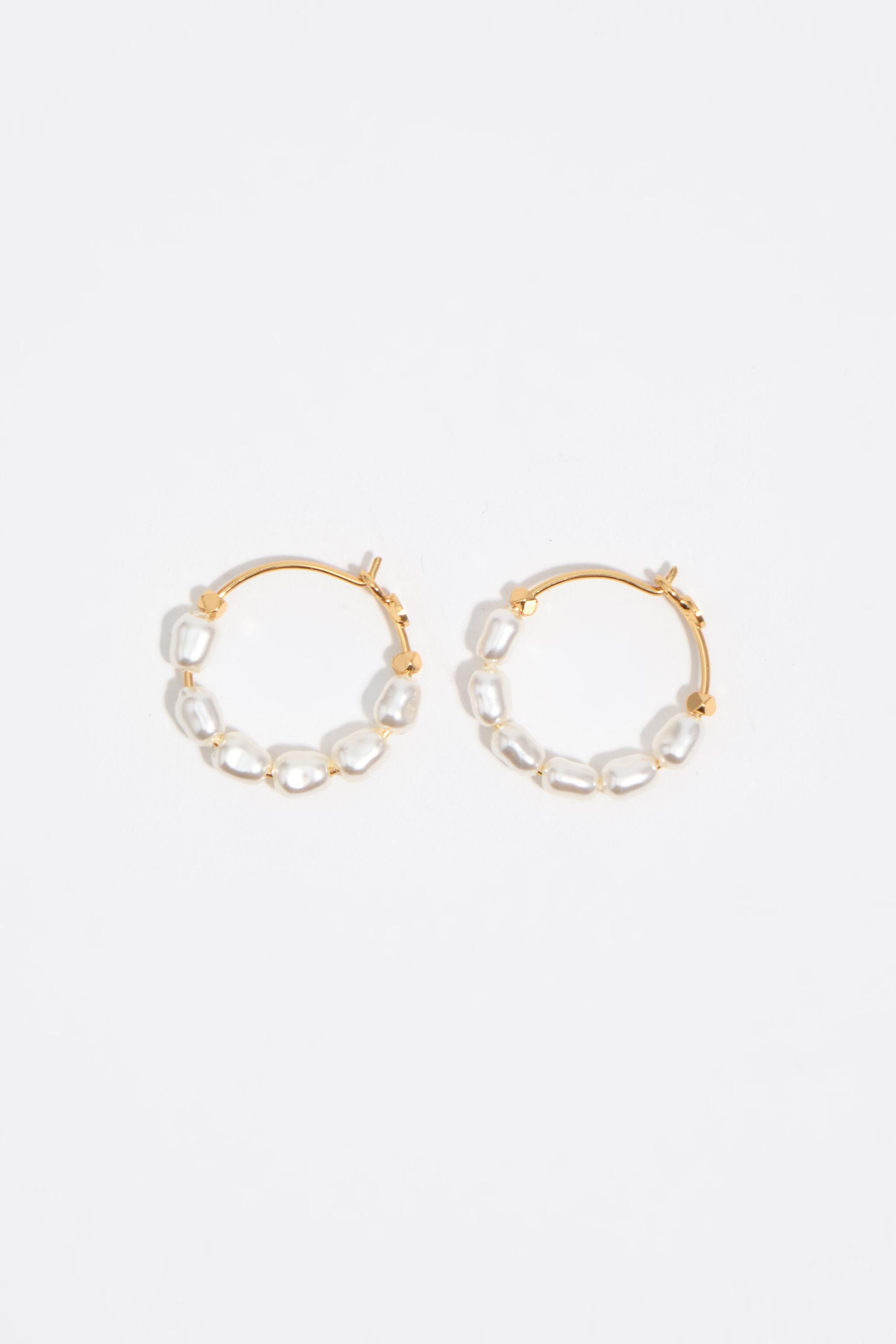 Aretes de aros dorados con perlas y cadenas