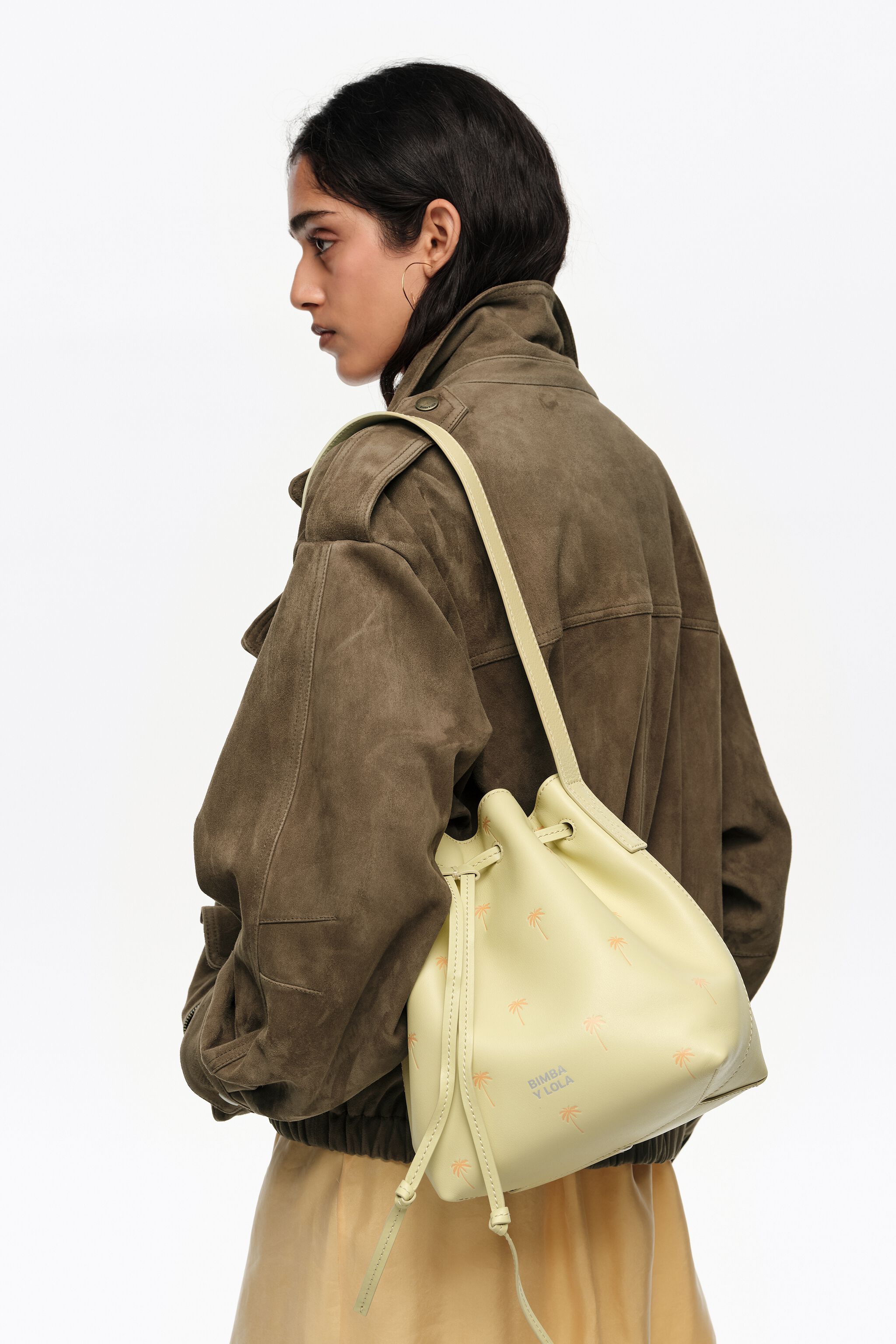 Bolso de mano Carlino de cuero verde claro con palmeras grandes