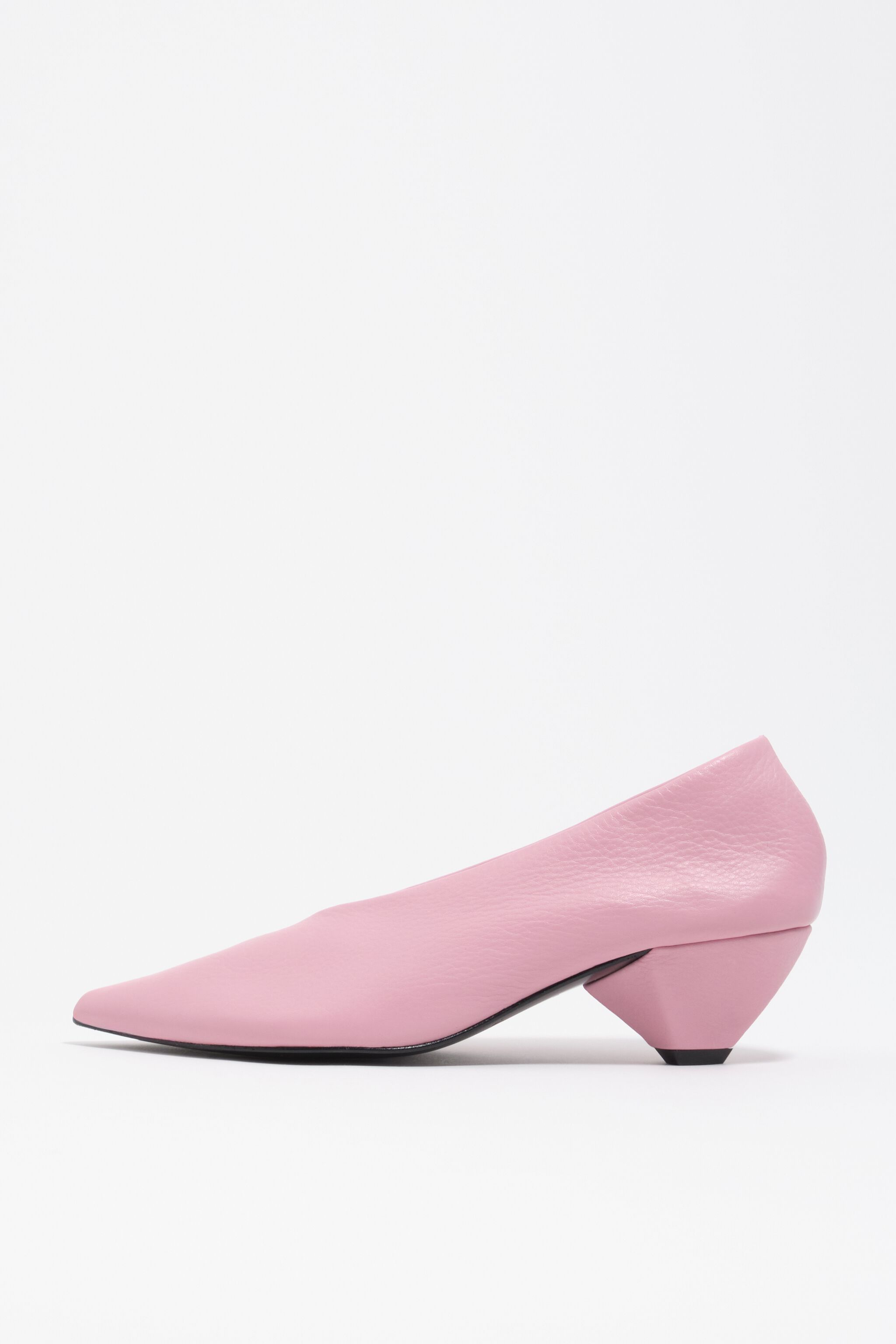 Zapato de tacón medio de cuero rosa