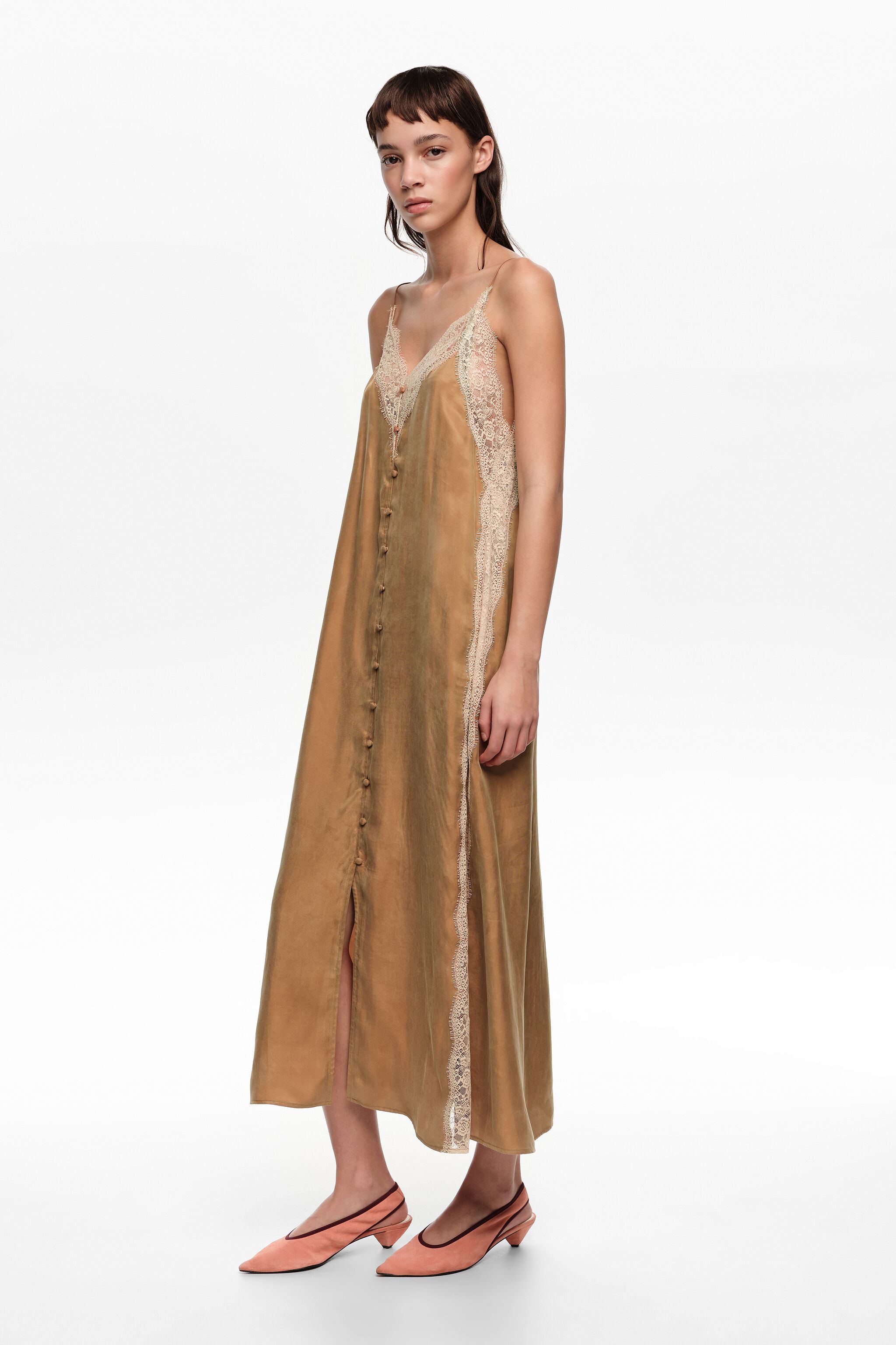 Vestido ceñido de caramelo con encaje de contraste