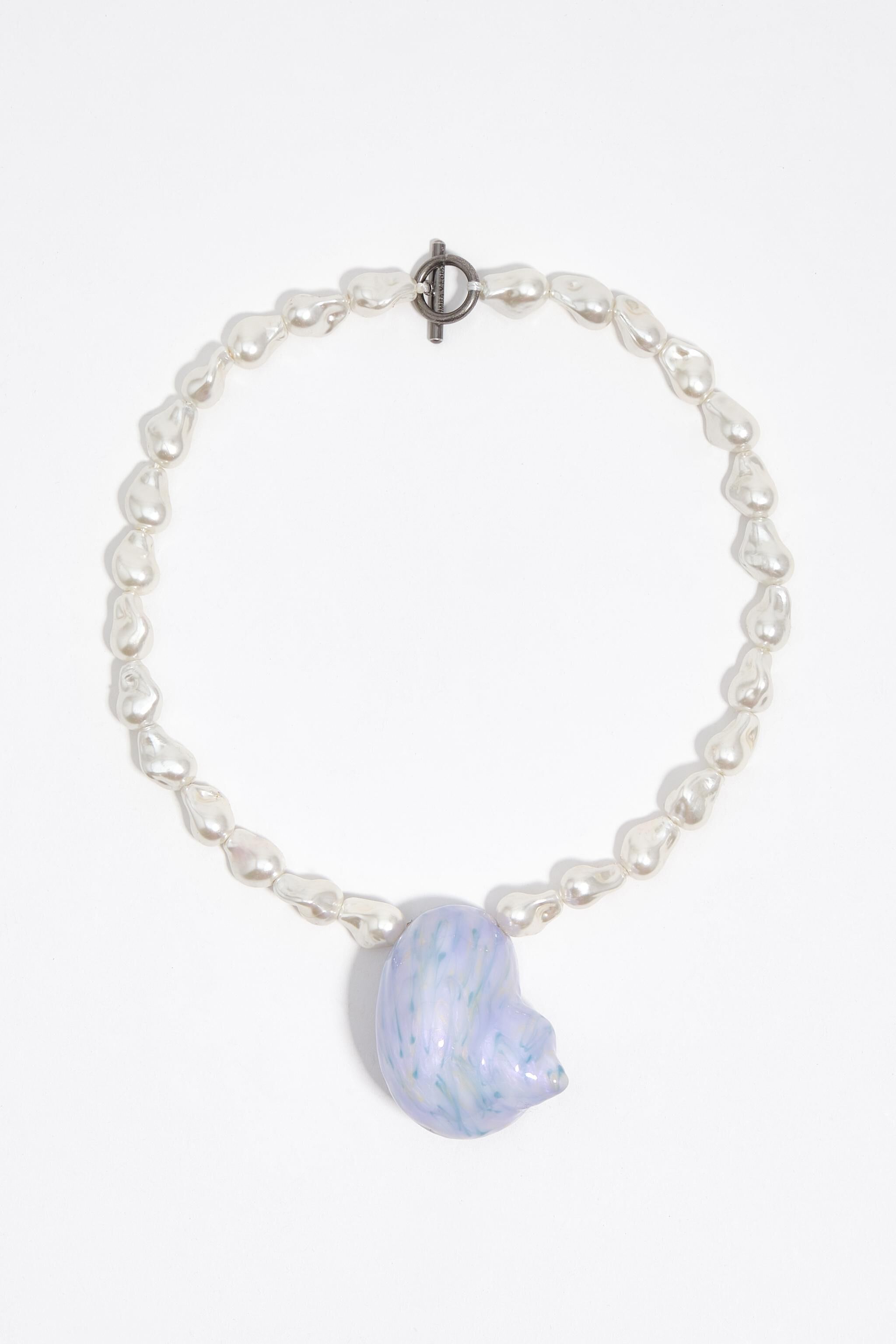Collar de perlas y concha de mar esmaltada