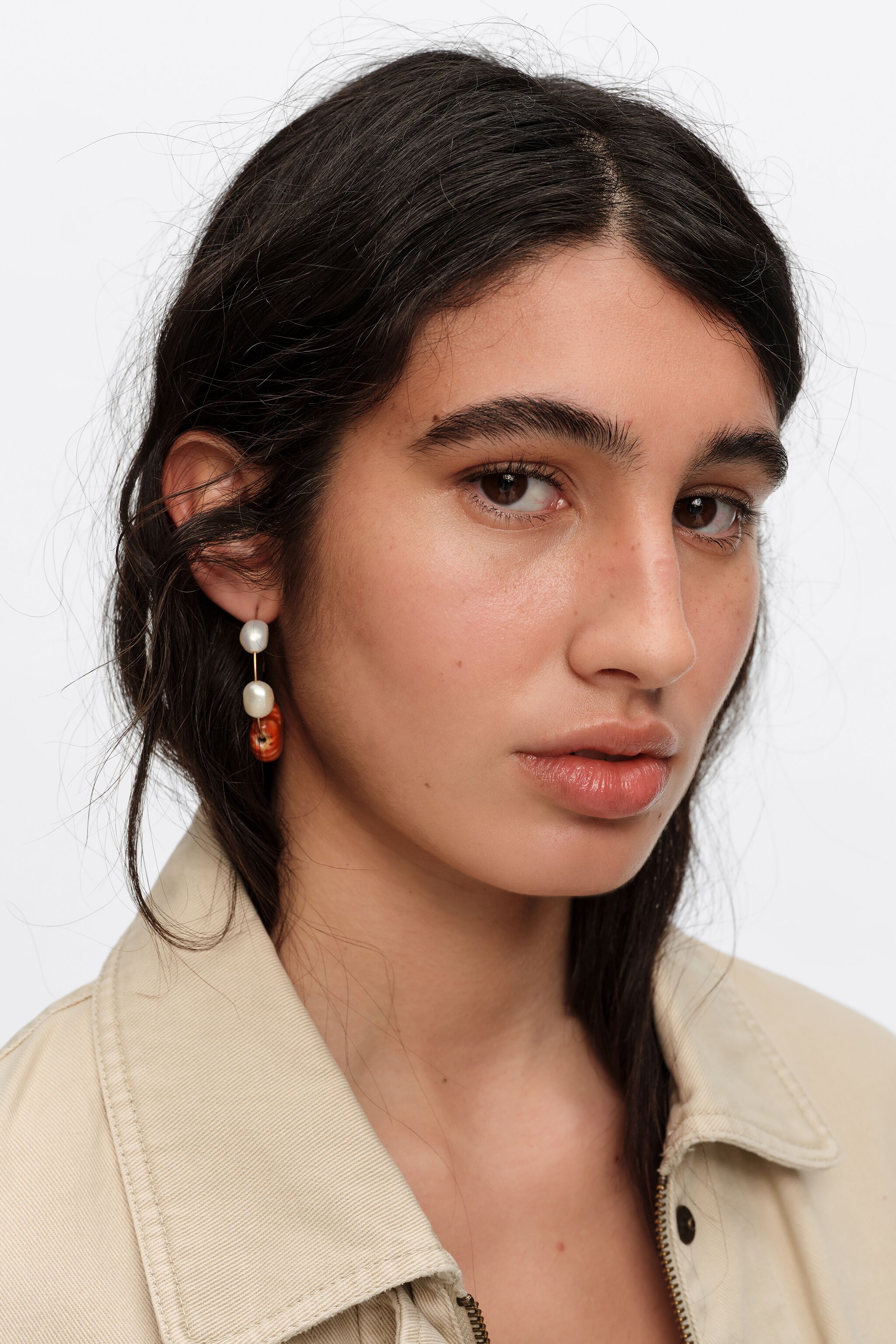Aretes de aro con perlas y concha de cerámica