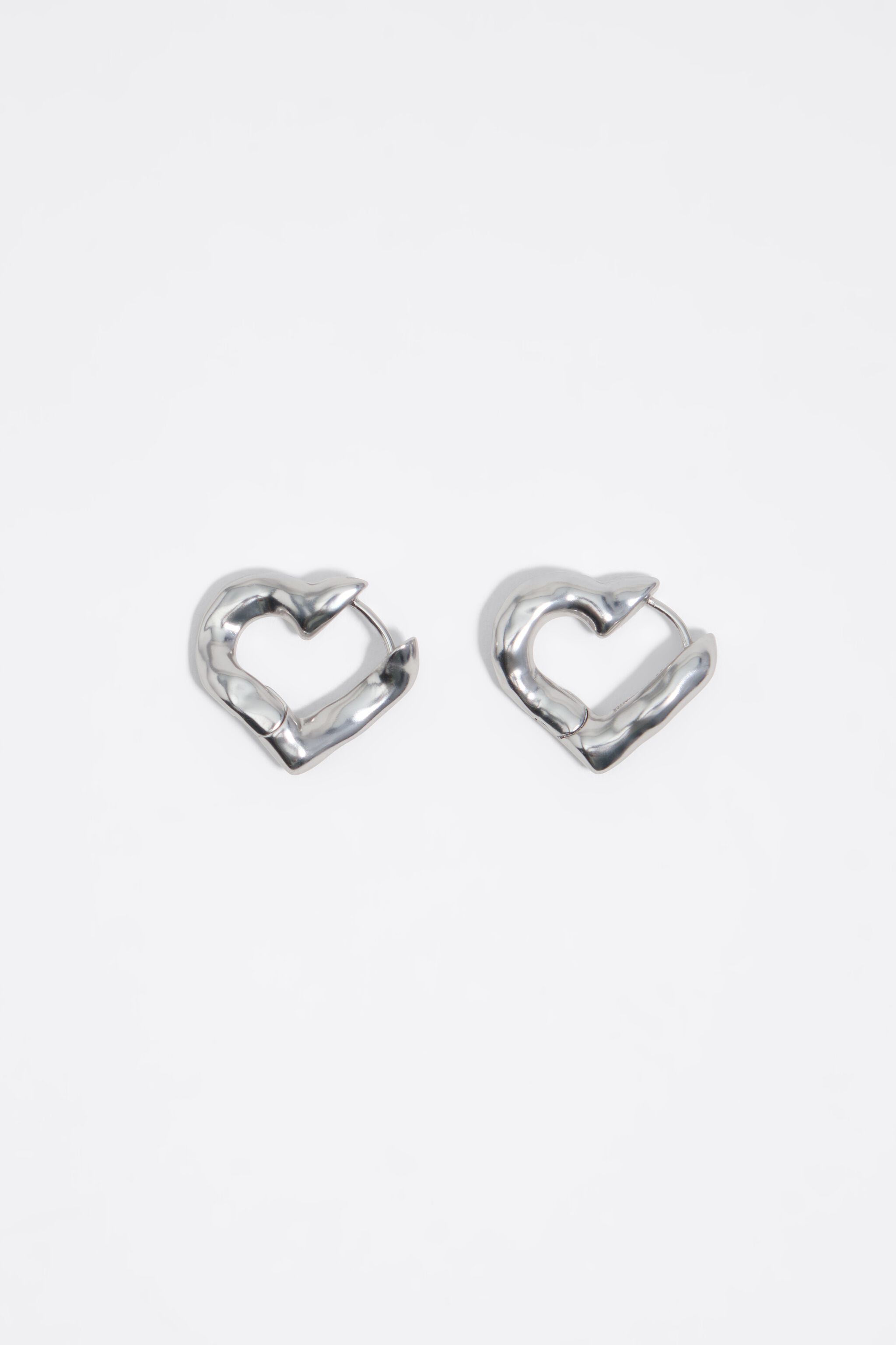 Aretes de aro con forma de corazón texturizado en plata