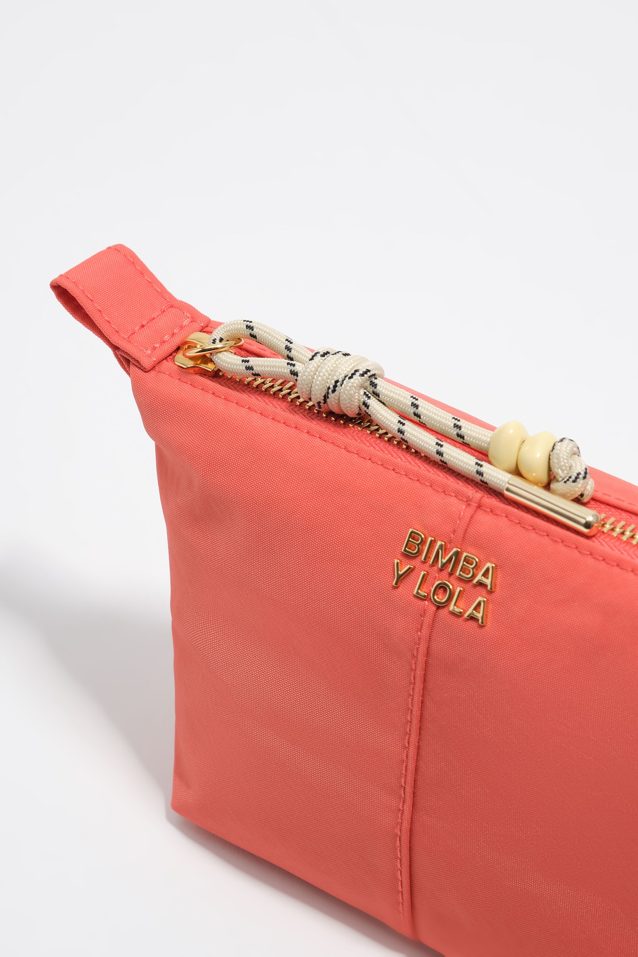 Estuche de maquillaje trapecio de nailon coral