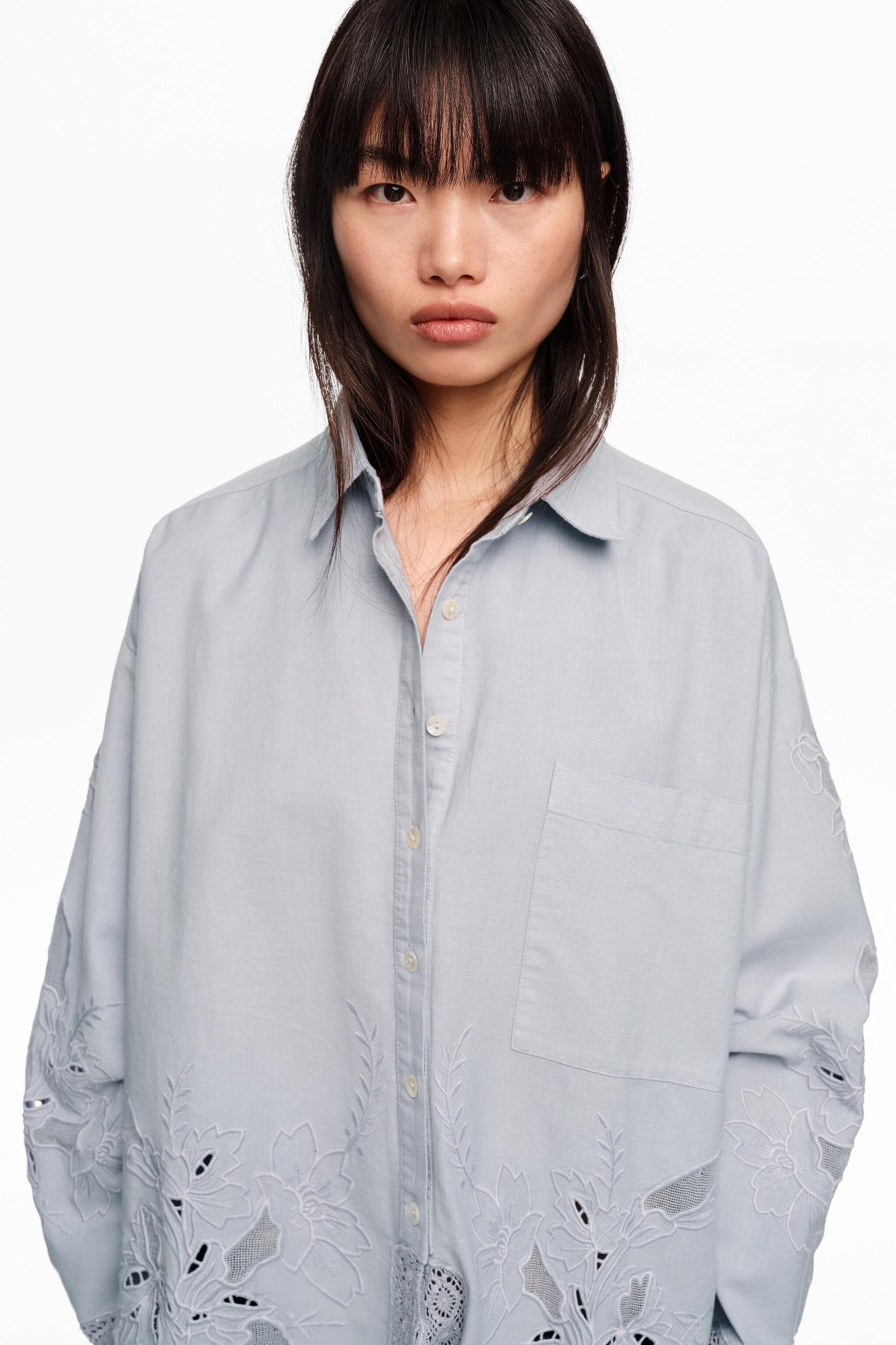 Camisa azul claro de corte recto con bordado