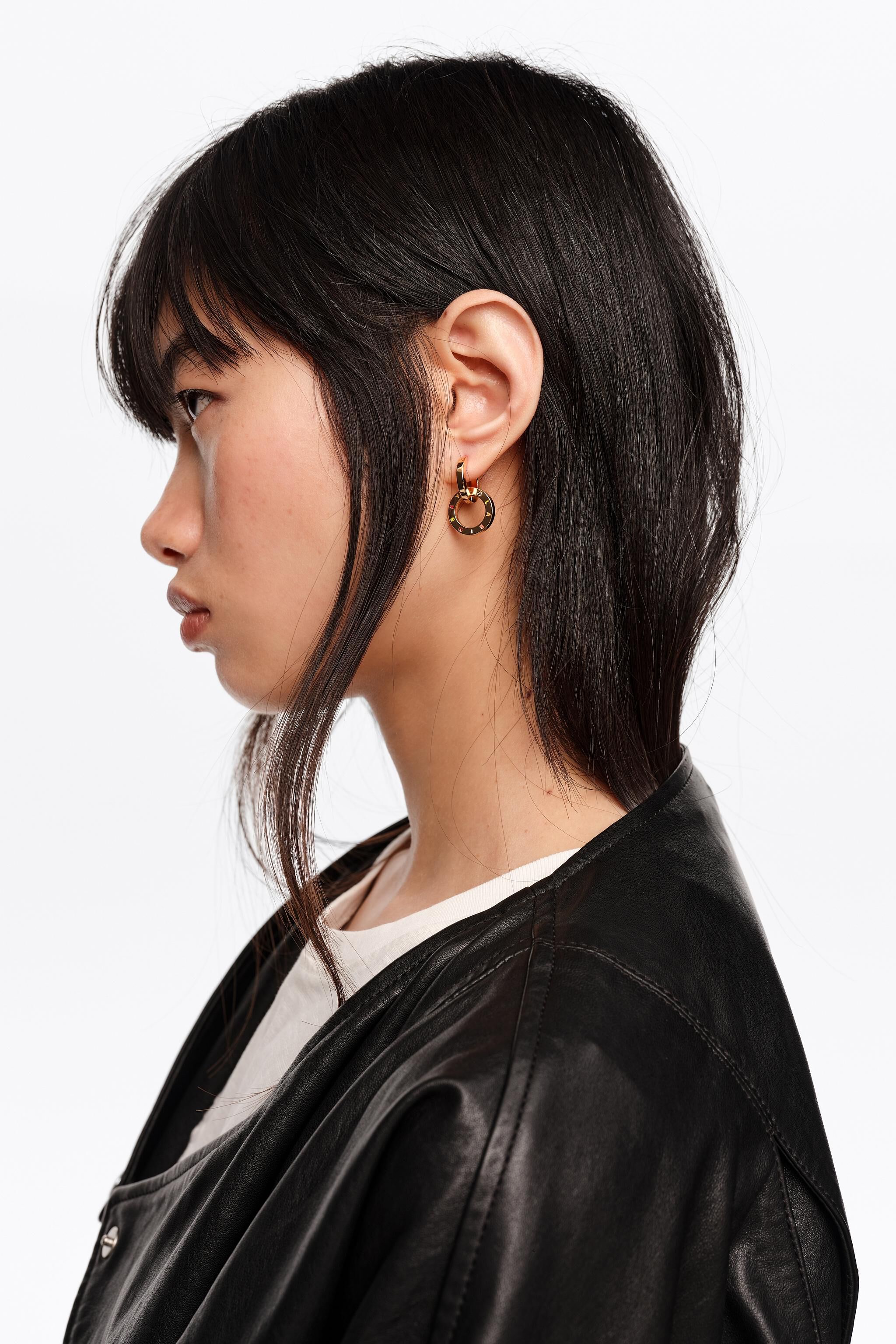 Pendientes de aro doble con logotipo dorado