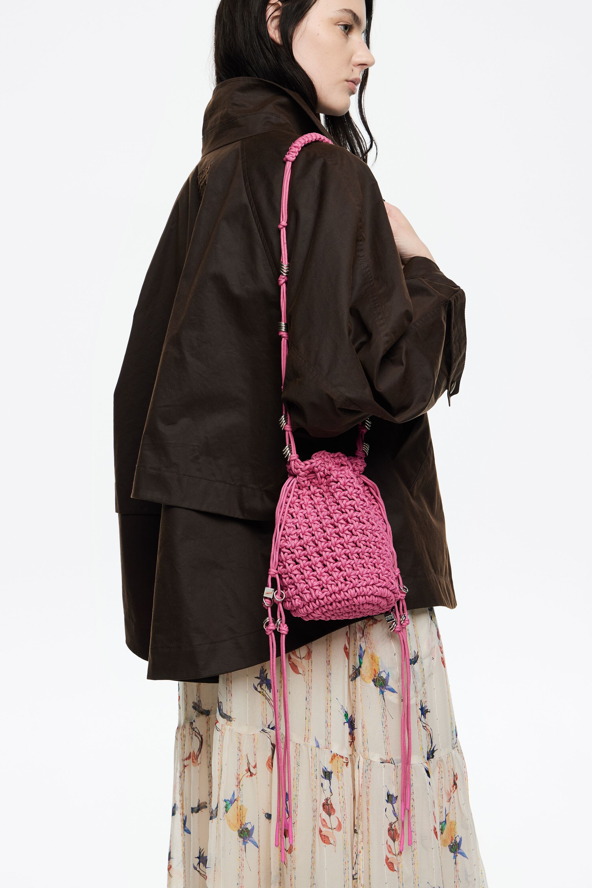 Minibolso tejido a mano de color rosa oscuro