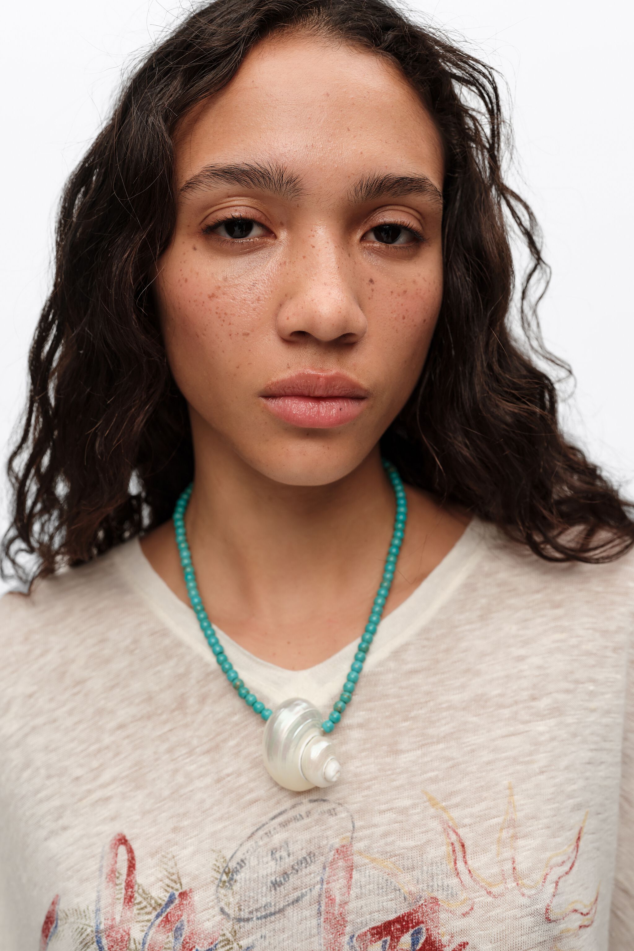 Collar con conchas marinas naturales y piedras turquesa