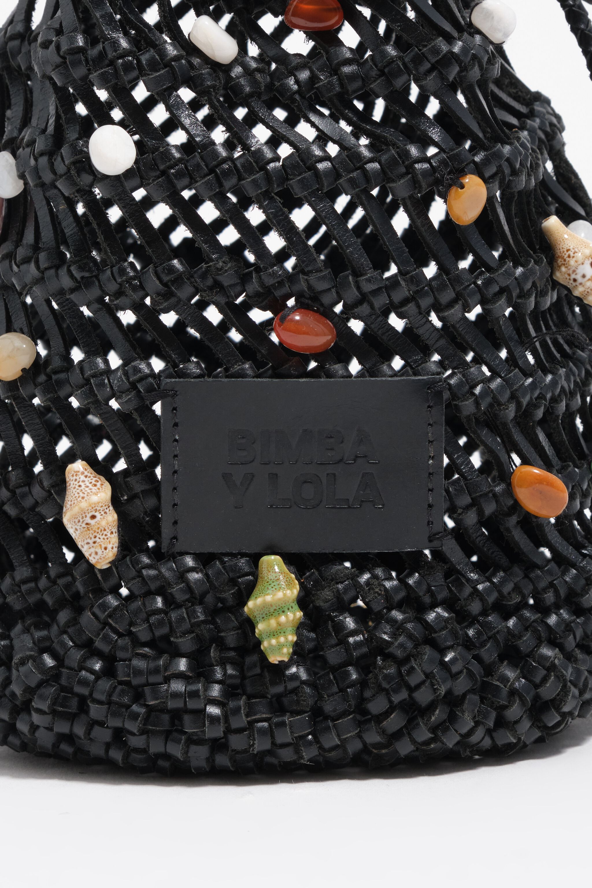 Bolso bandolera mini negro en cuero trenzado con piedras naturales