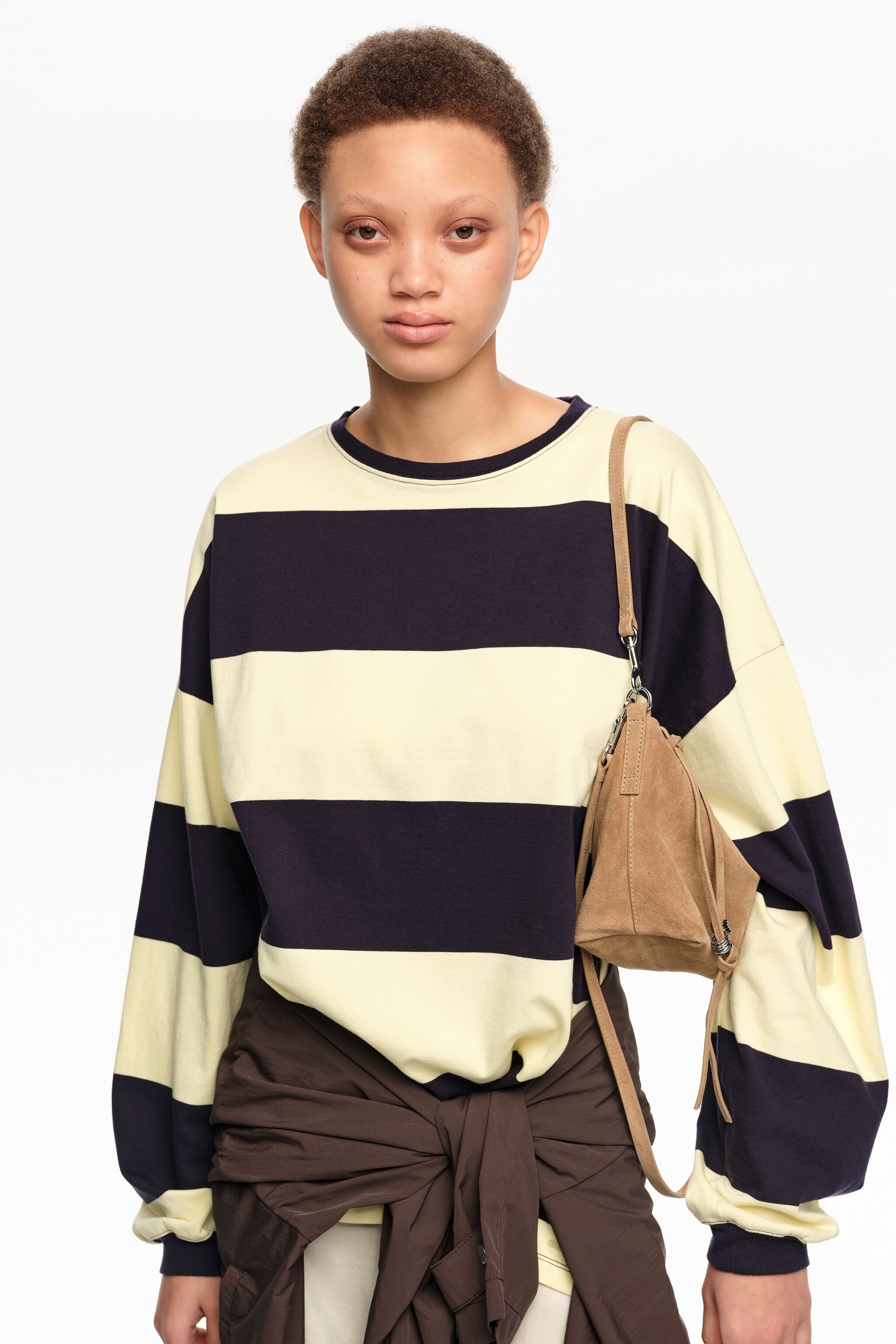 Camiseta oversize con rayas azules y amarillas