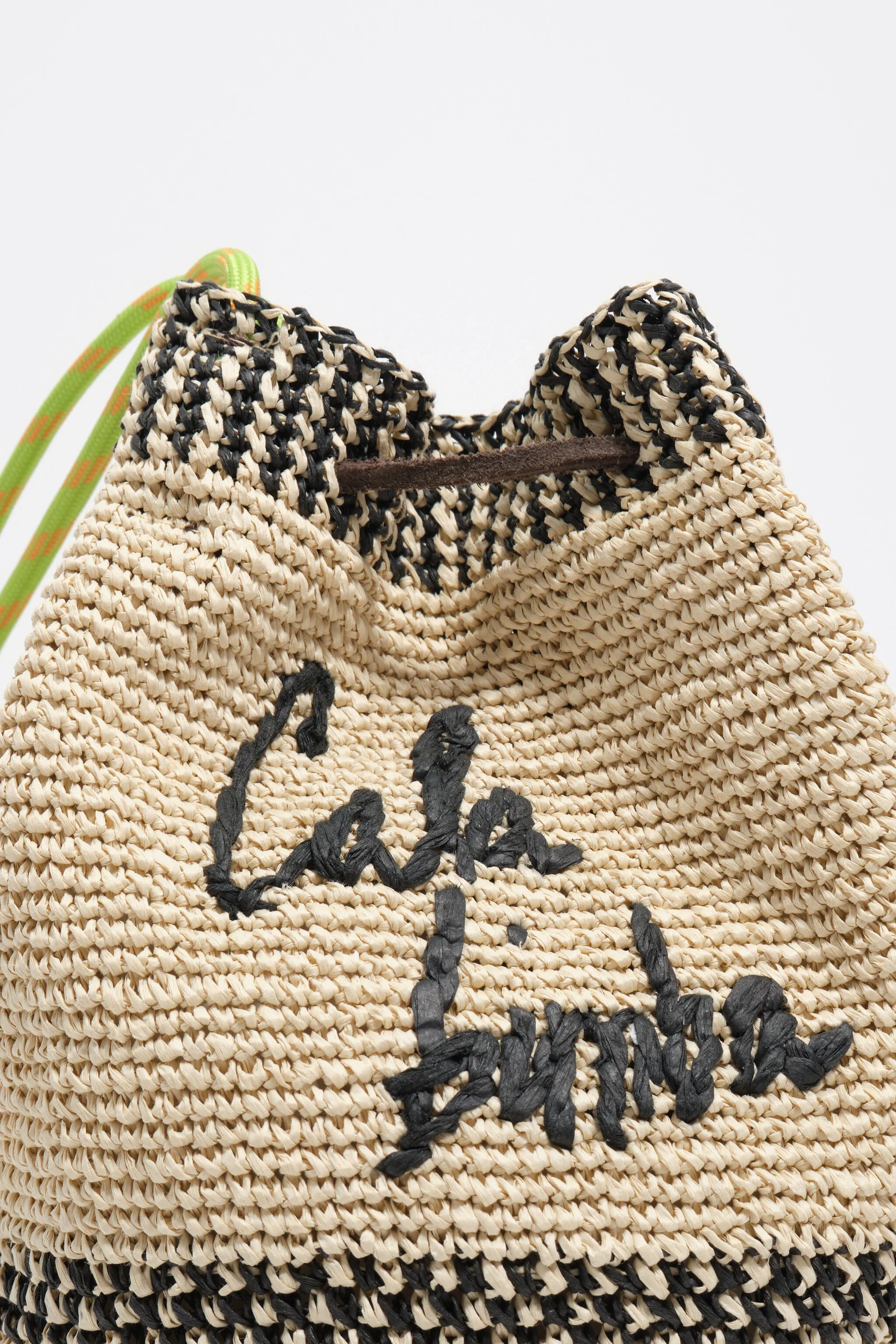 Bolso bucket natural trenzado de rafia