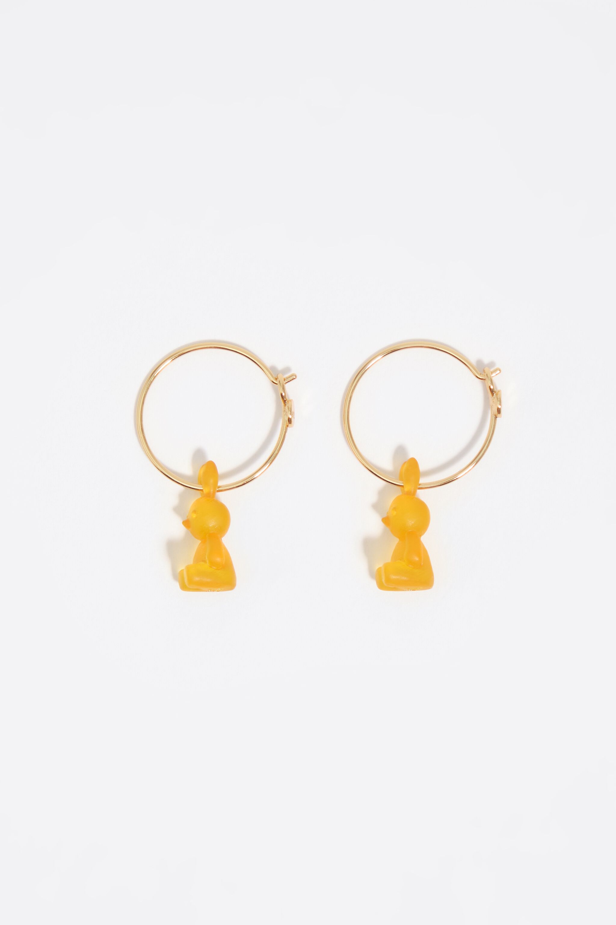 Aretes de aro con conejo de resina dorada