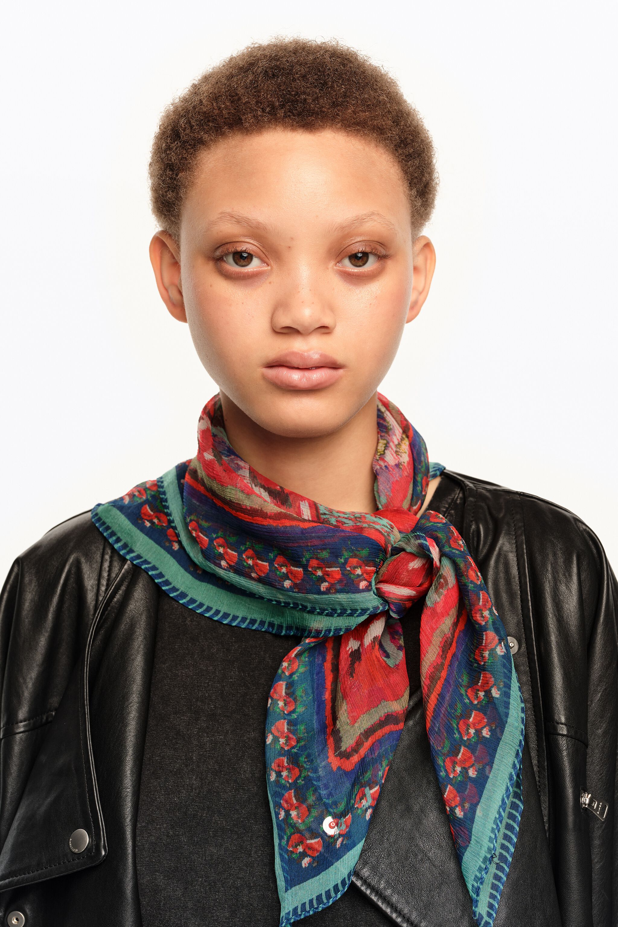 Pañuelo floral de rayas con estampado ikat rojo