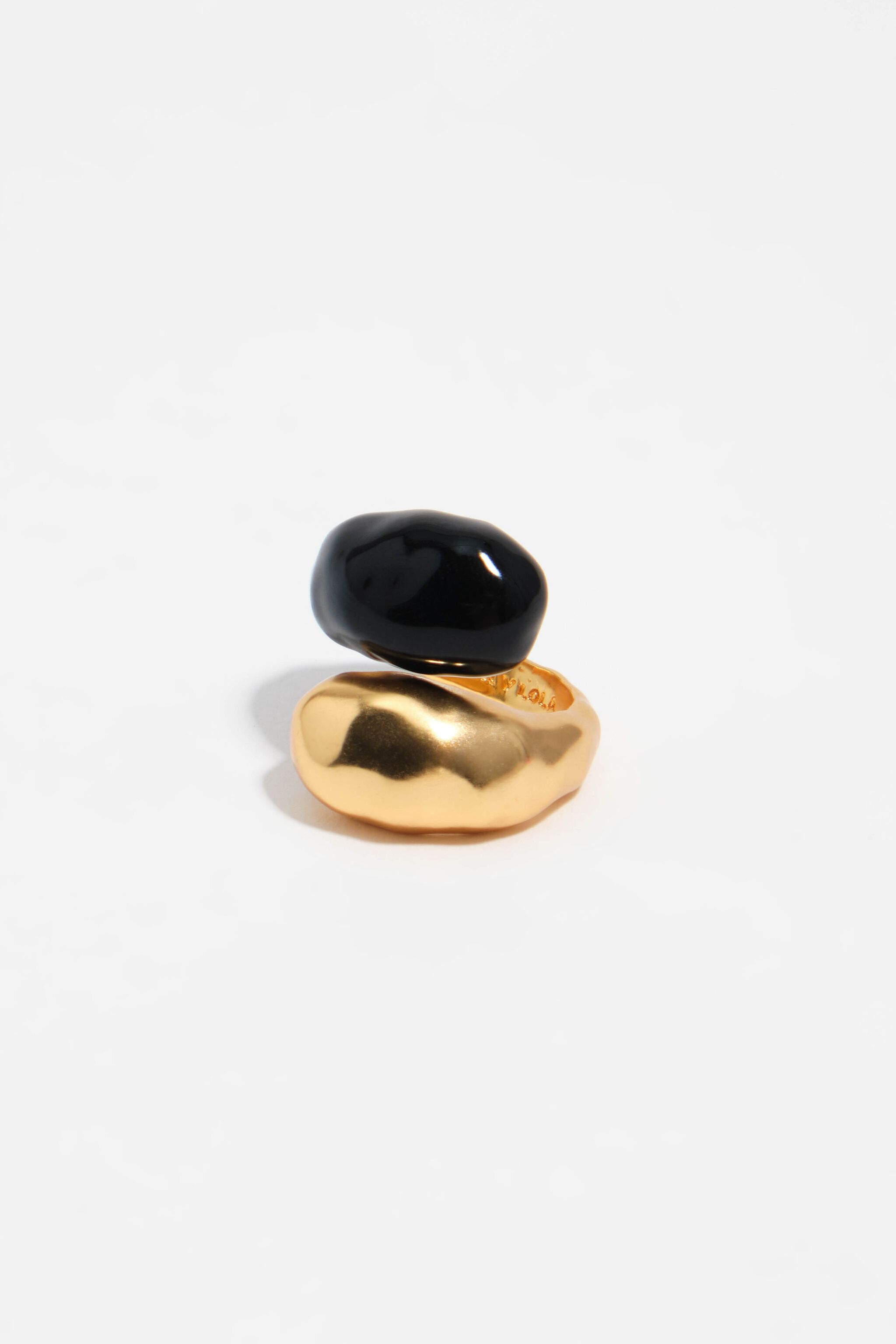 Anillo de cruce texturizado dorado mate con esmalte negro