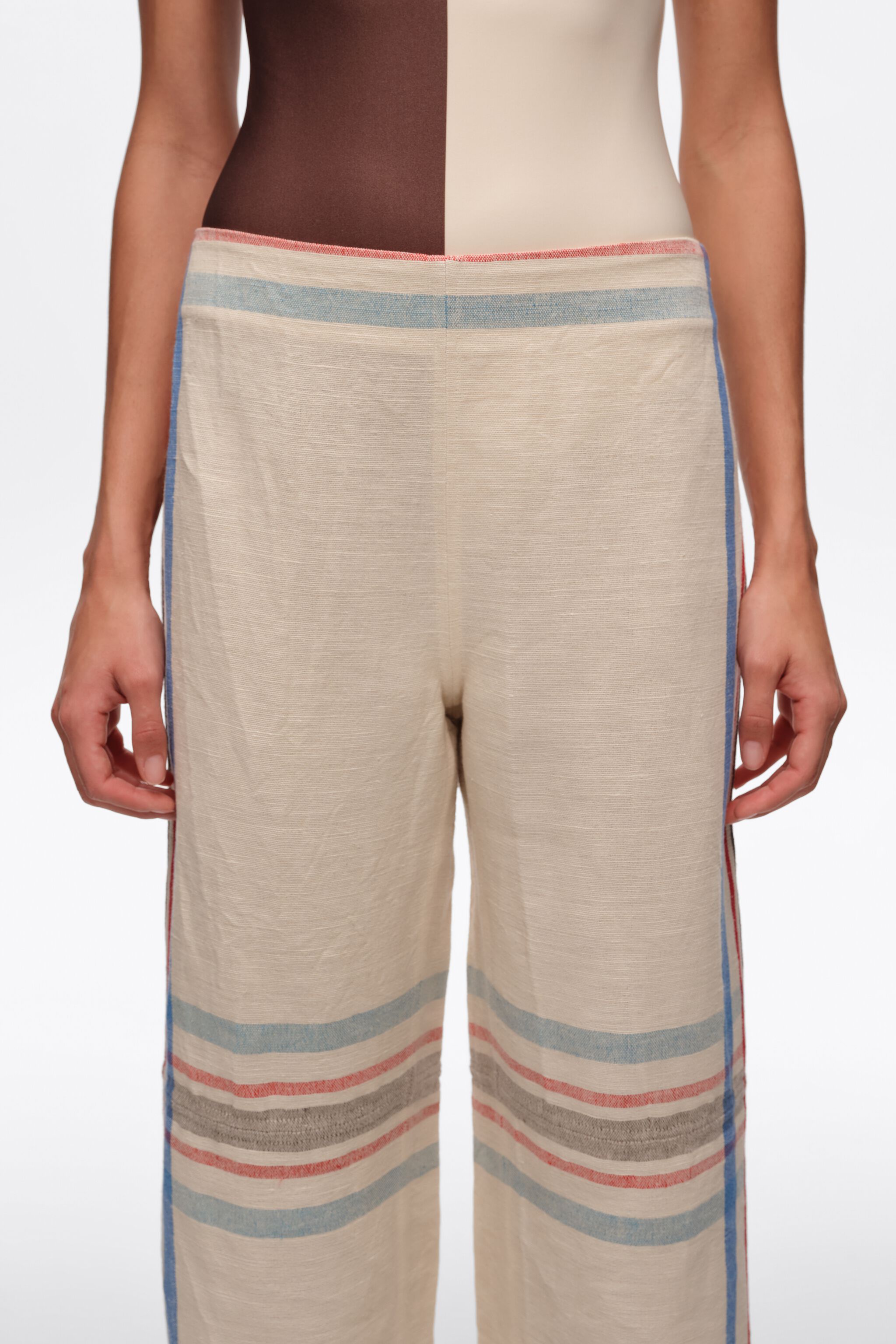 Pantalones rectos de lino ecru con estampado de rayas hasta el tobillo